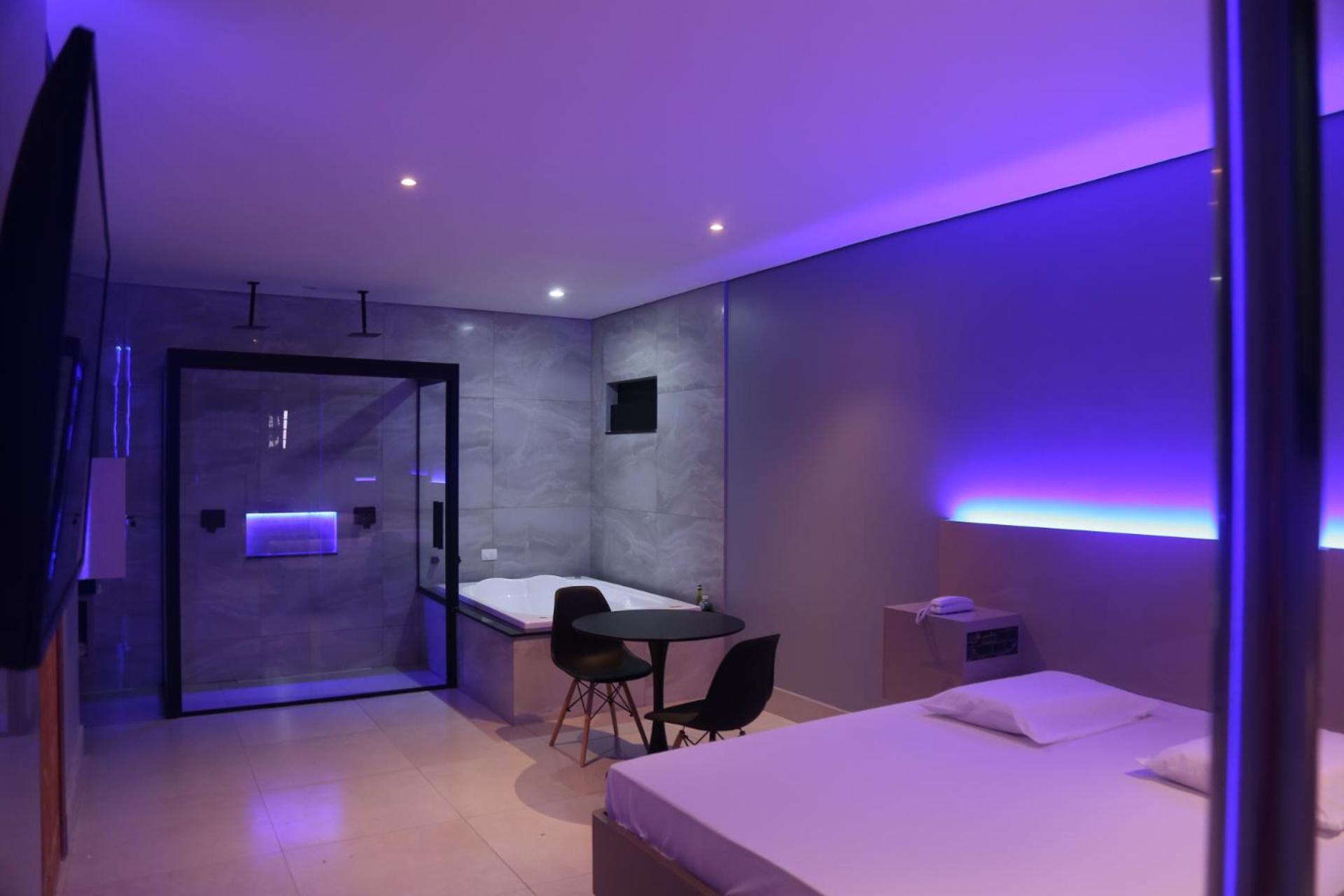Deluxe Suite with Spa Bath - Photo 14