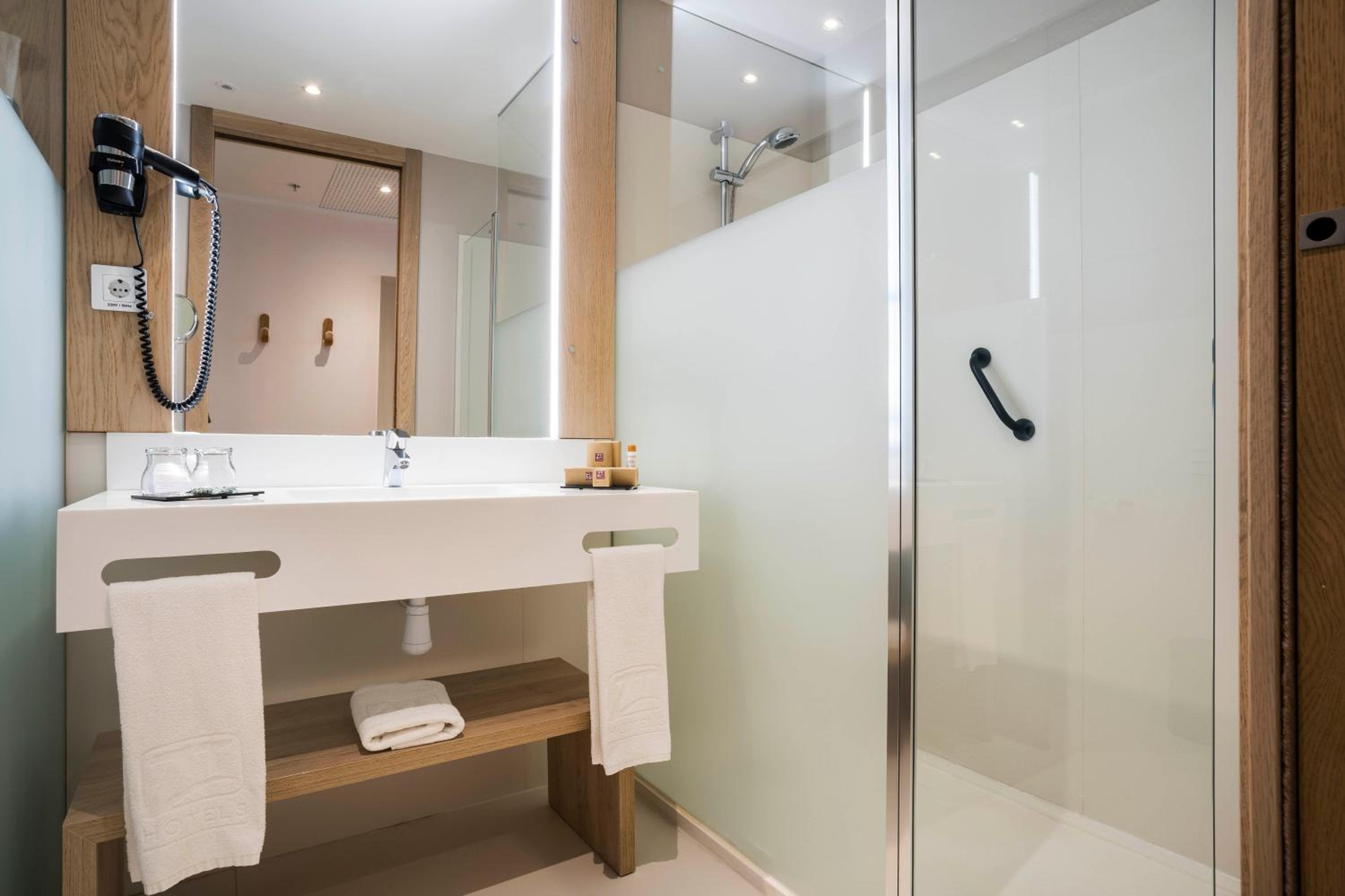 Triple Room (2 Adults + 1 Child) photo 2