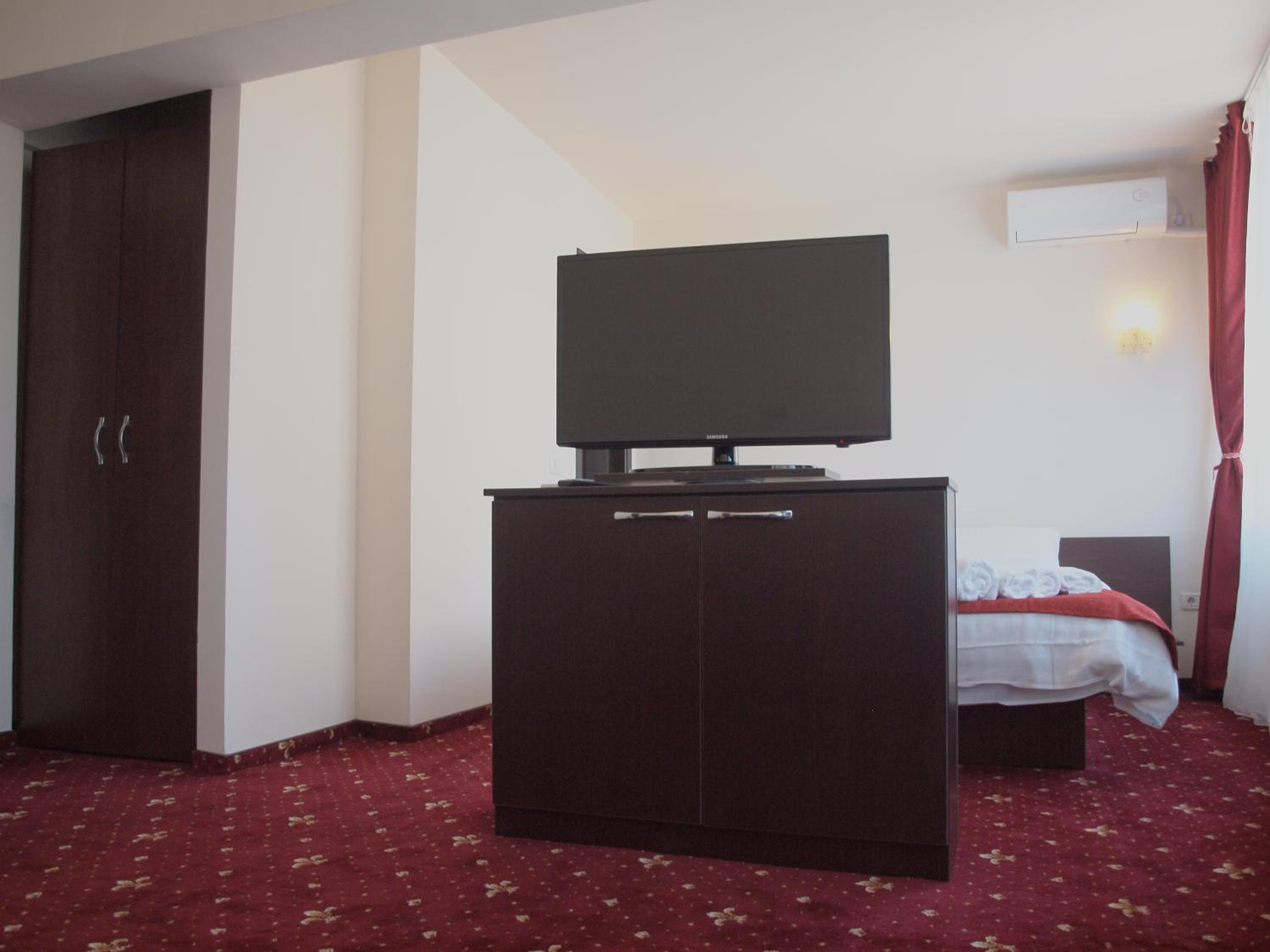 One-Bedroom Suite - Photo 2