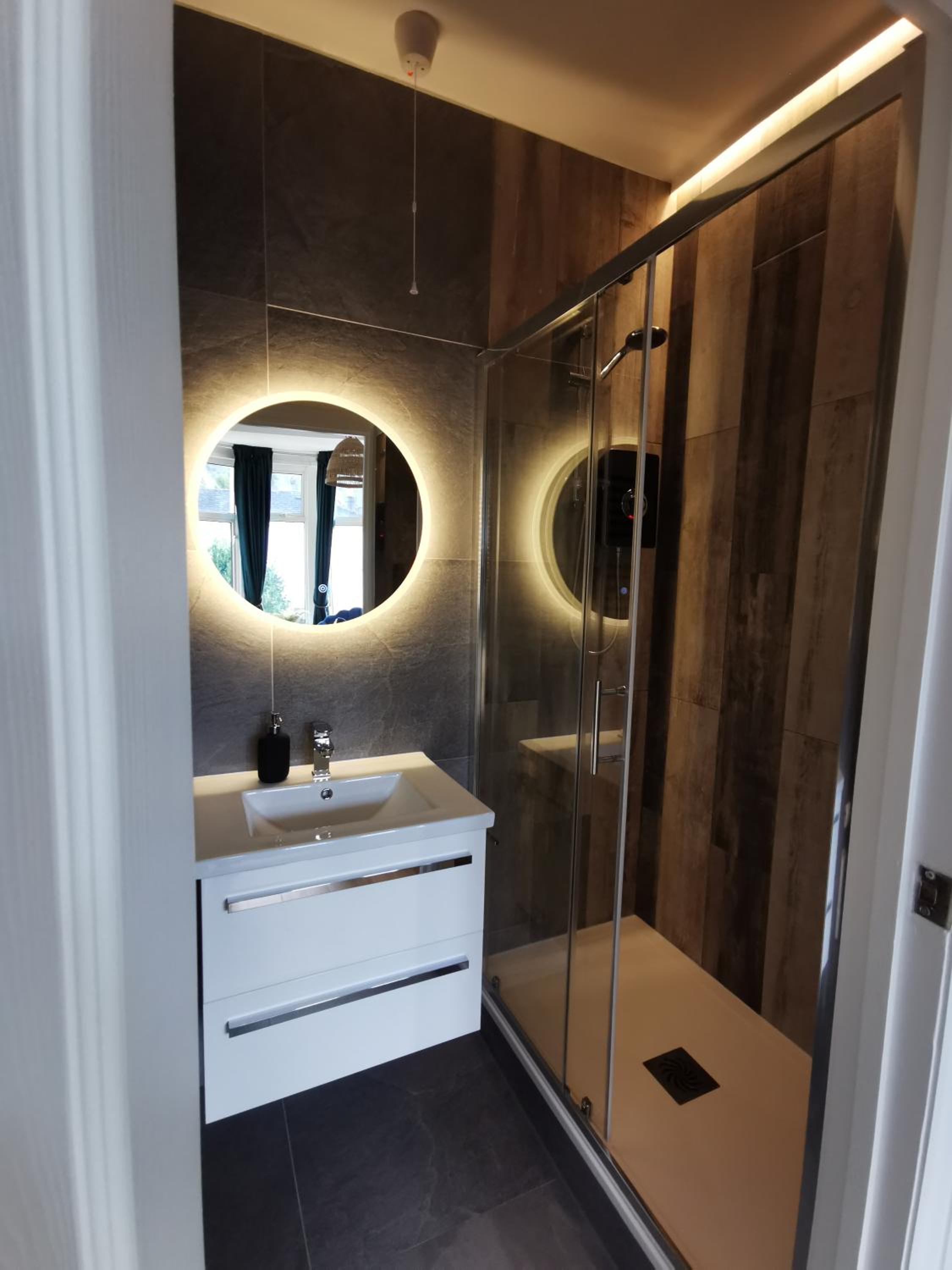 Double Room with Private Bathroom - Photo 29