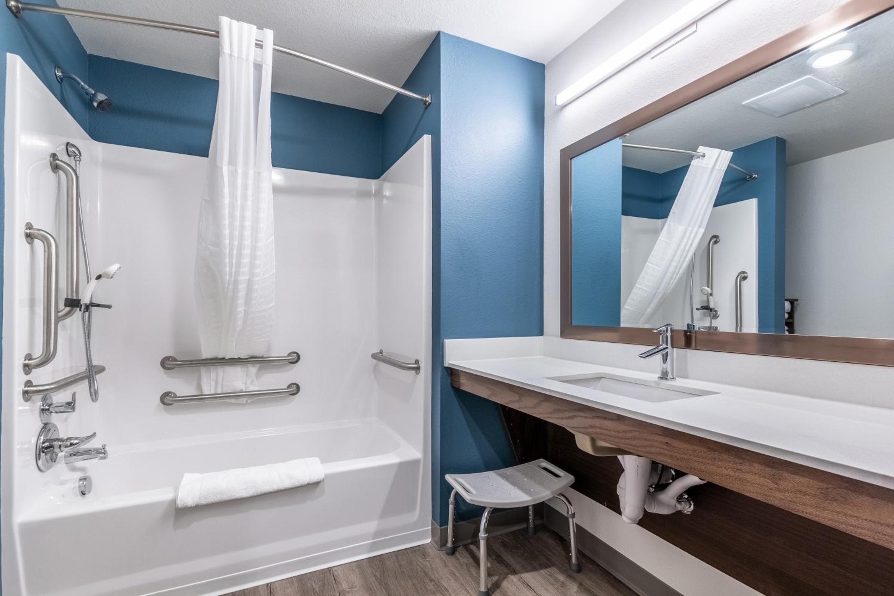 Queen Room with Accessible Tub - Accessible/Non Smoking - Photo 3