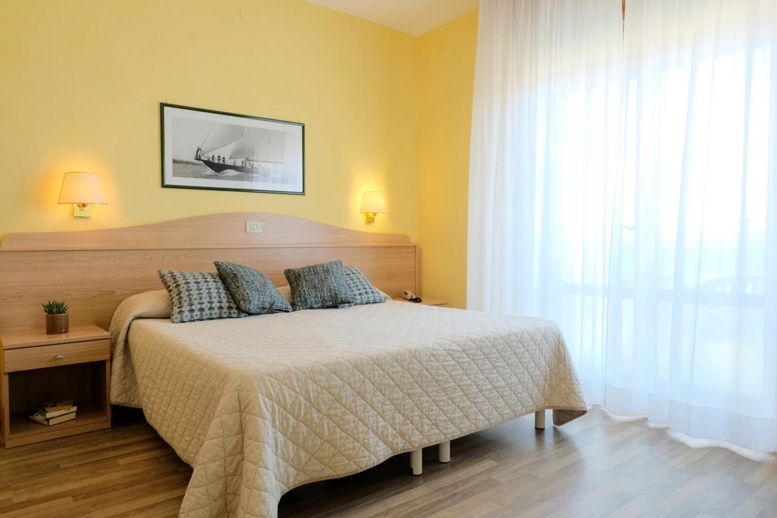 Standard Double or Twin Room with Sea View photo 1
