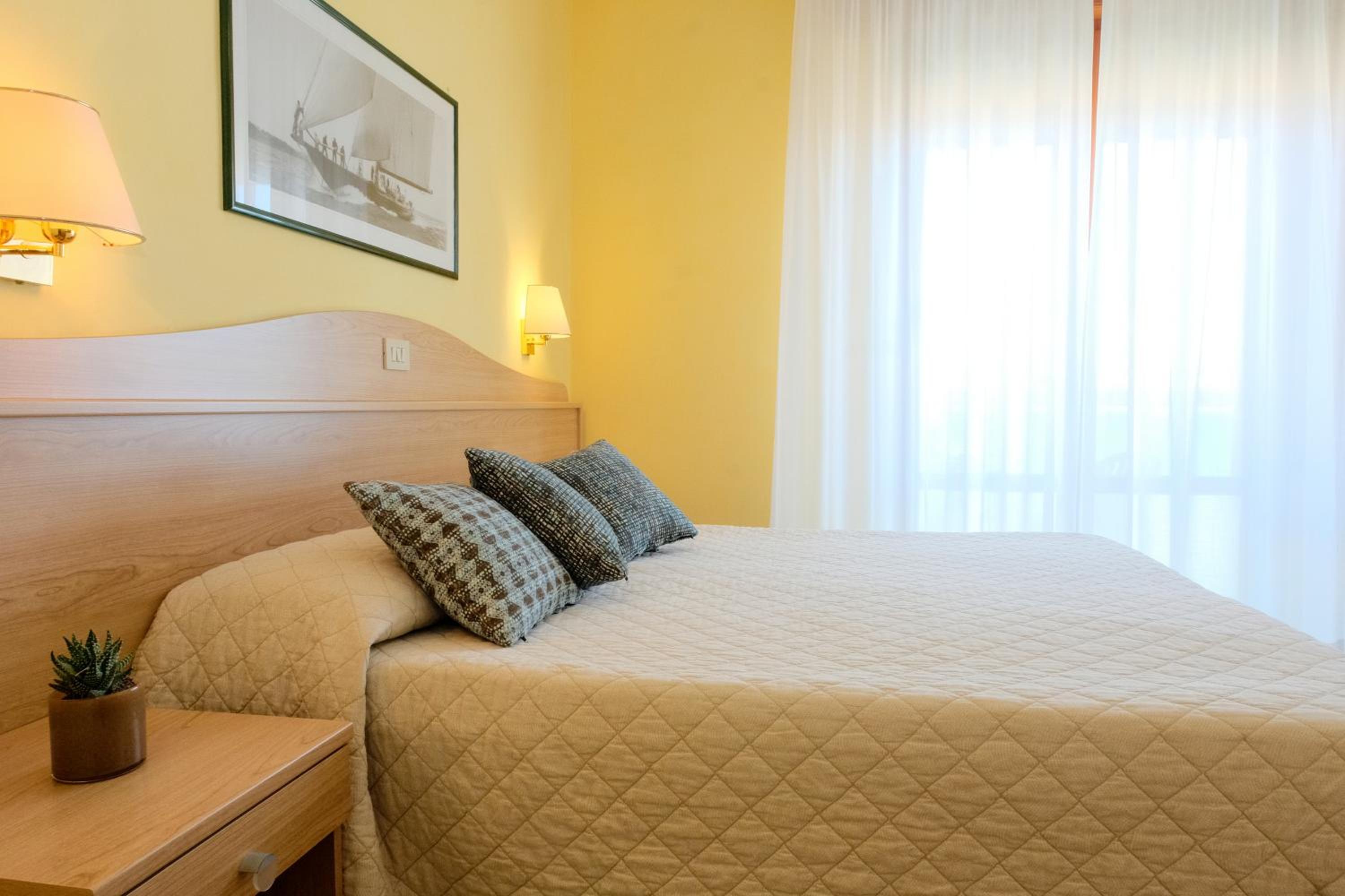 Standard Double or Twin Room with Sea View photo 3