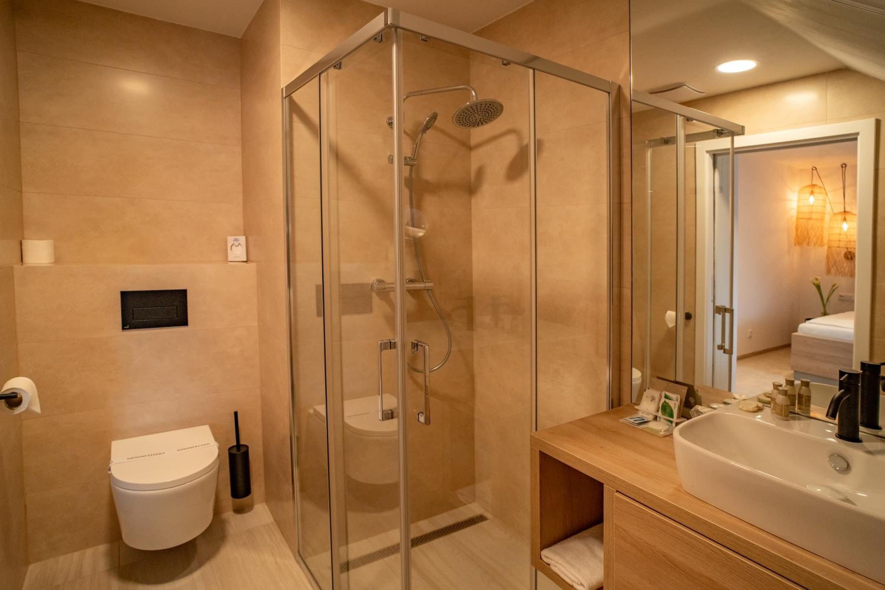 Deluxe Double or Twin Room with Balcony - Photo 7