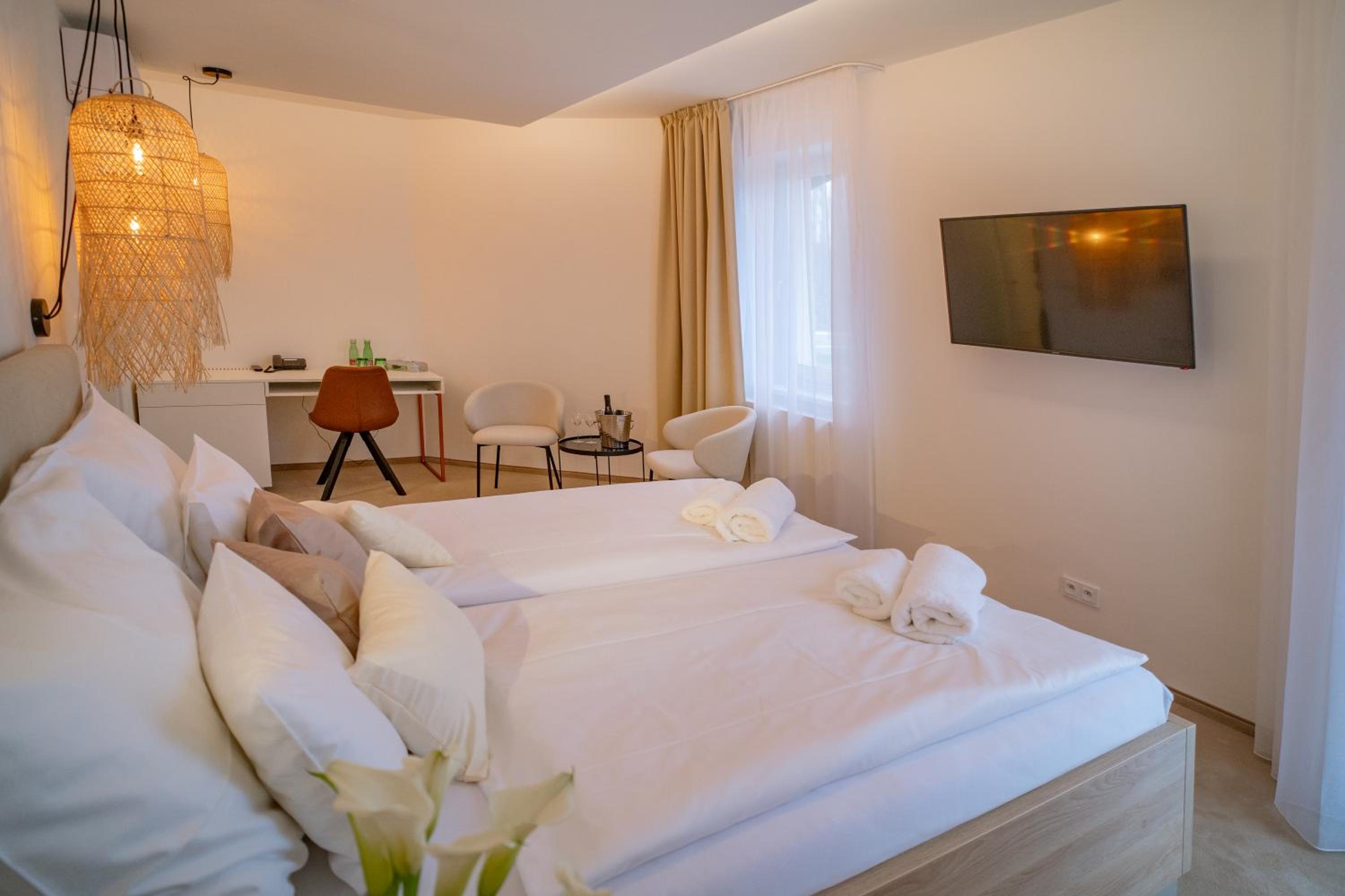 Deluxe Double or Twin Room with Balcony - Photo 8