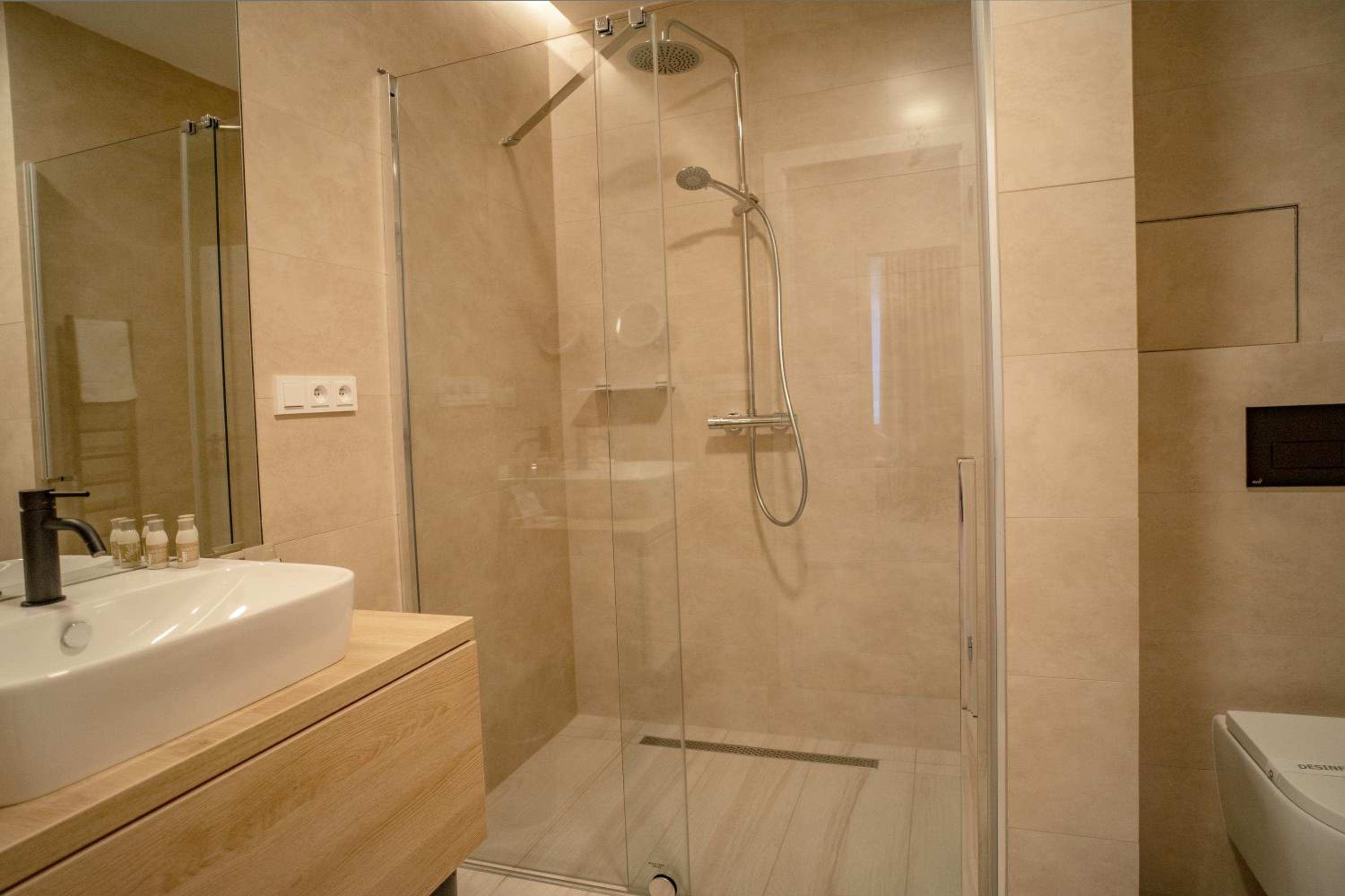 Deluxe Double or Twin Room with Balcony - Photo 15