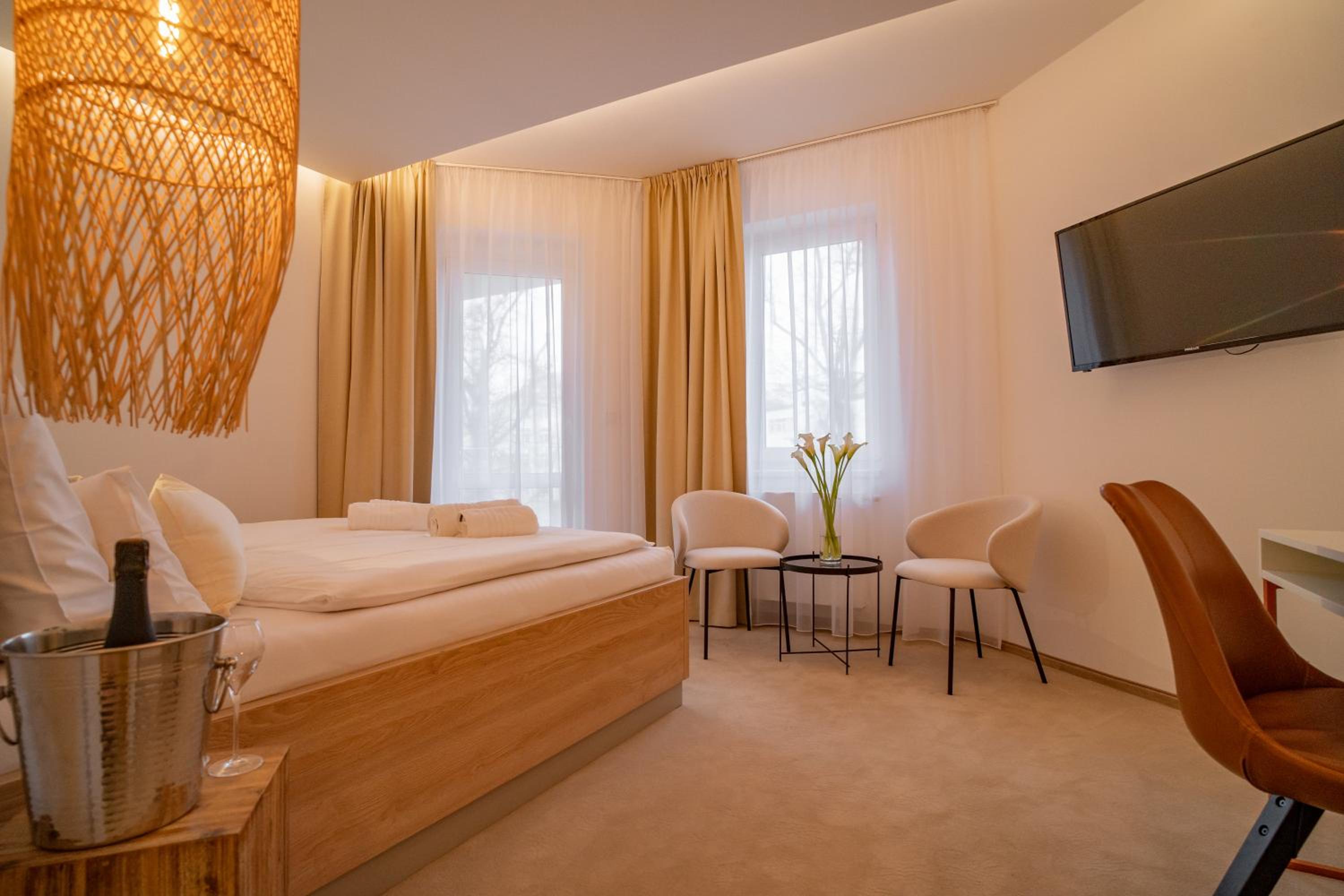 Deluxe Double or Twin Room with Balcony - Photo 10