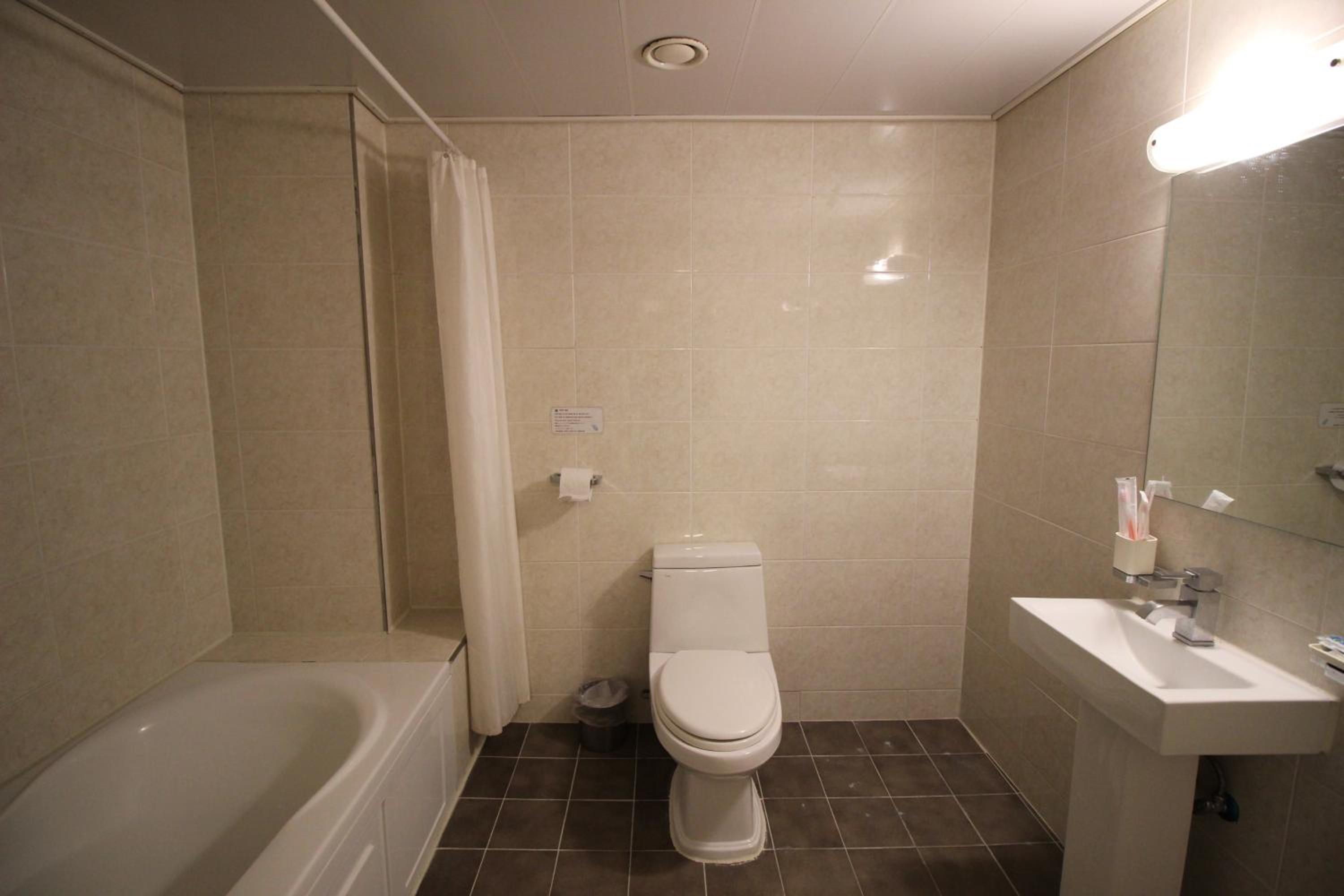  Double Room with No Window - Photo 6