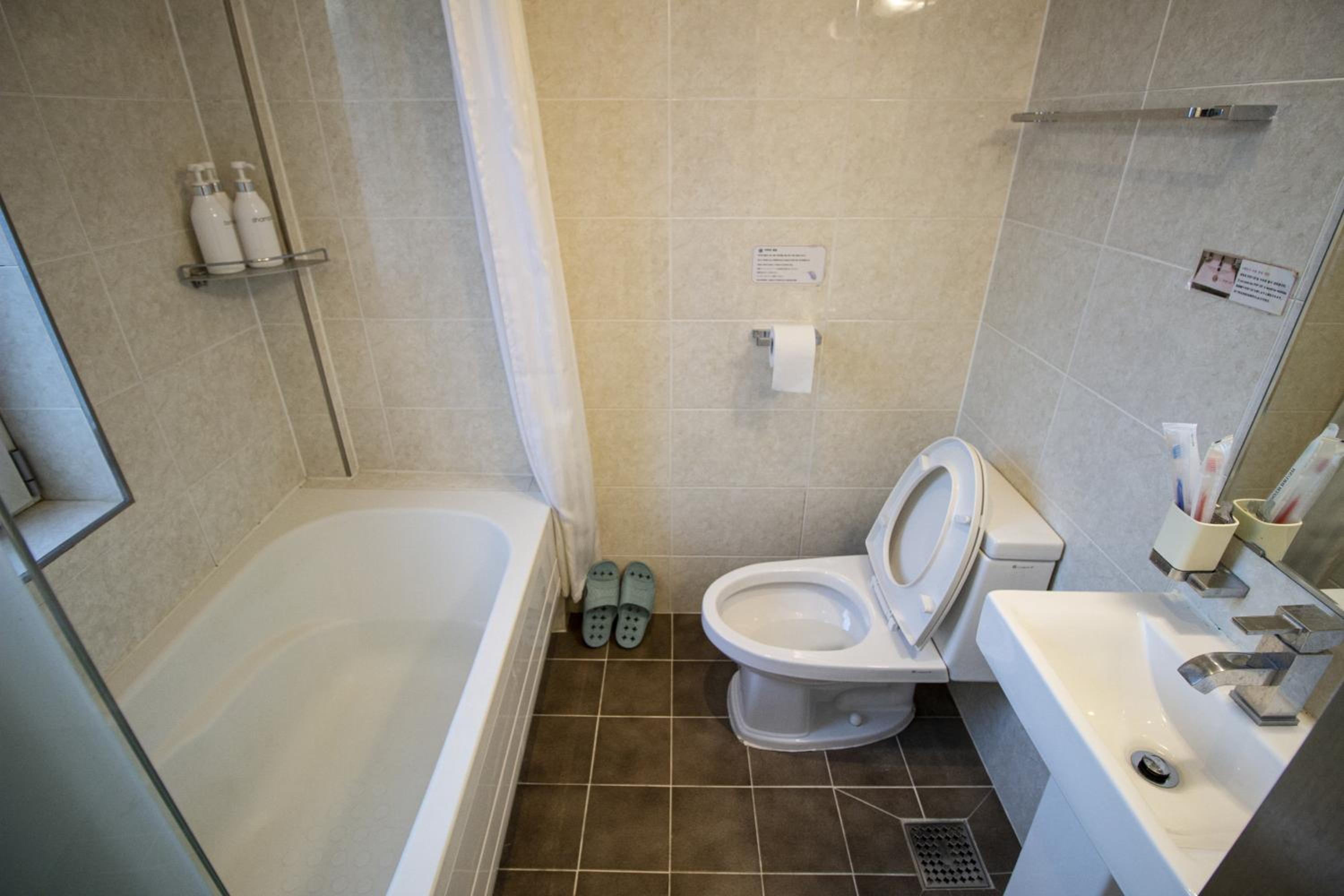 Double Room with No Window - Photo 5