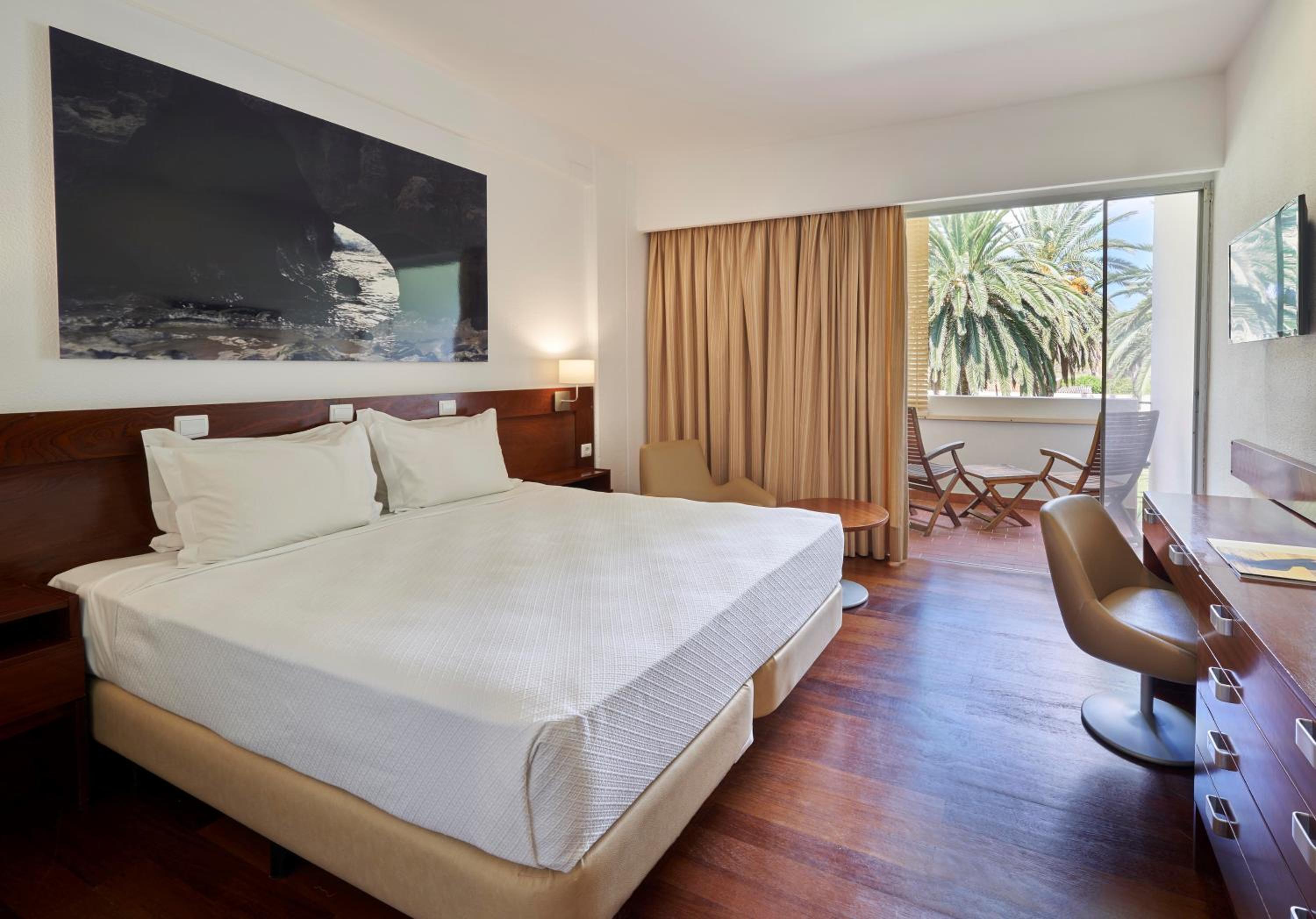 Twin Room with Balcony - Photo 2