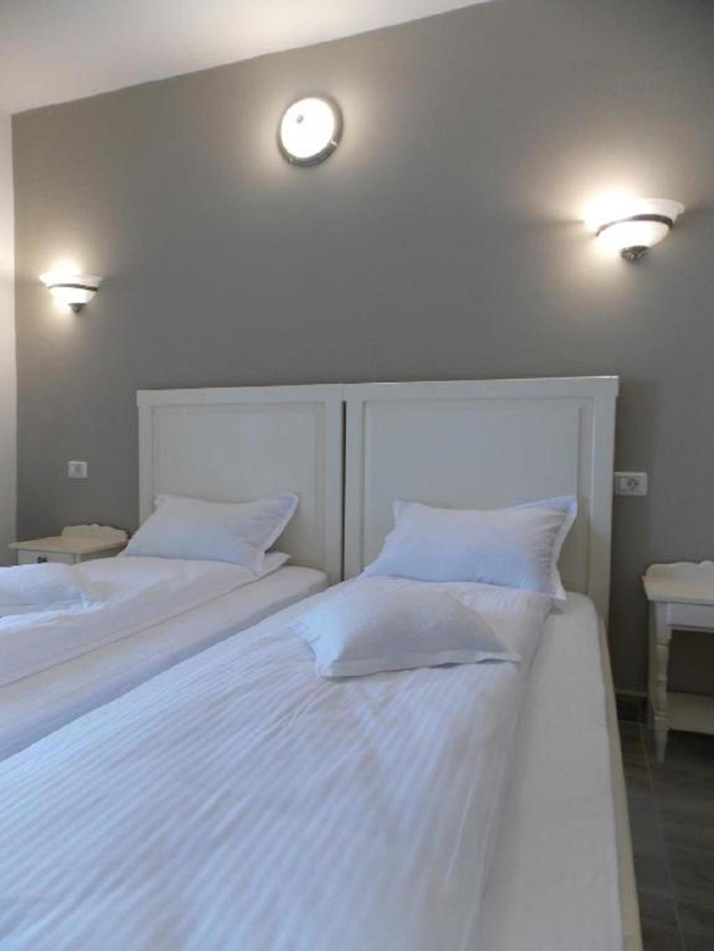 Twin Room - Photo 12