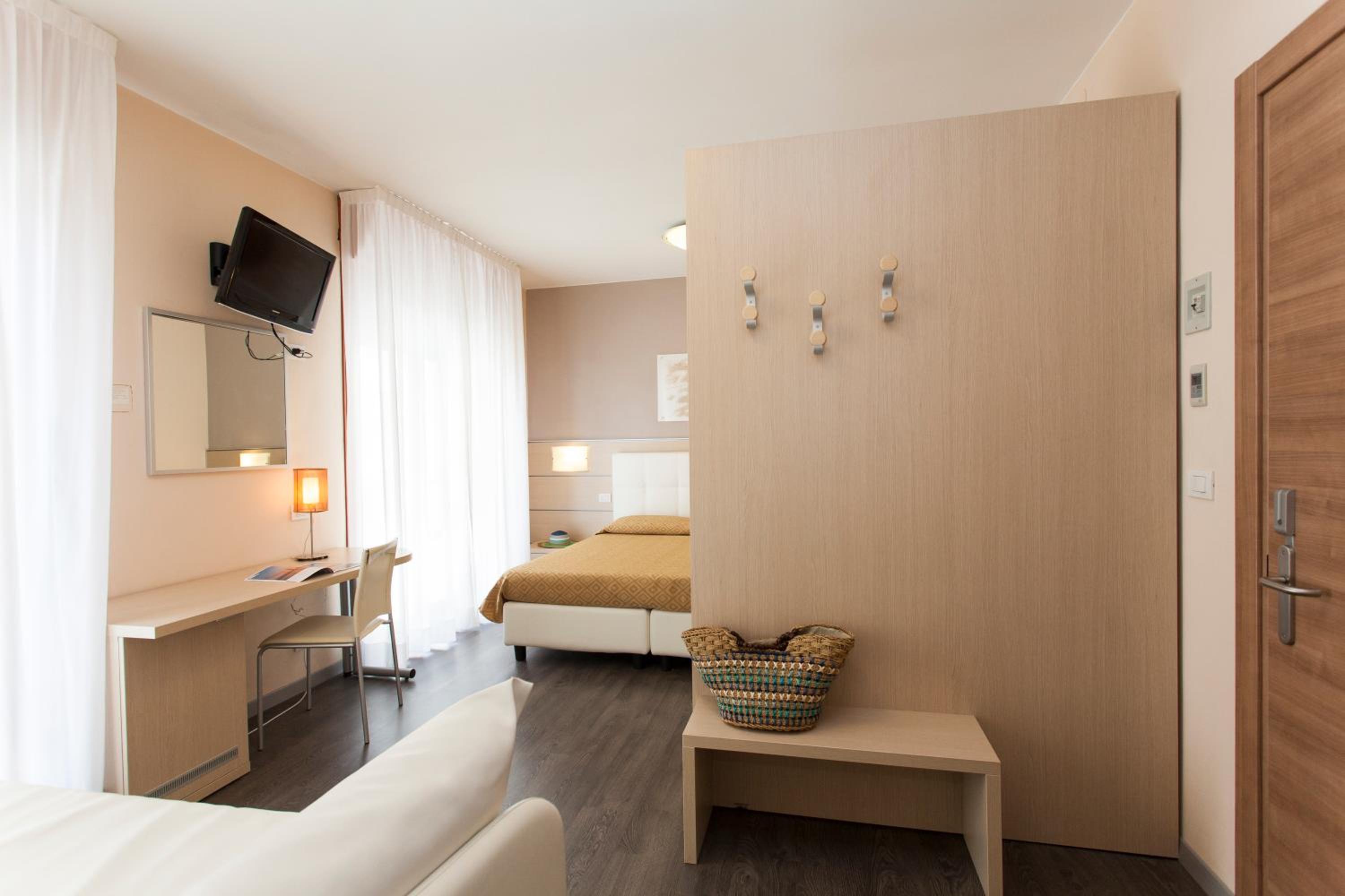 Family Quadruple Room with Side Sea View photo 1
