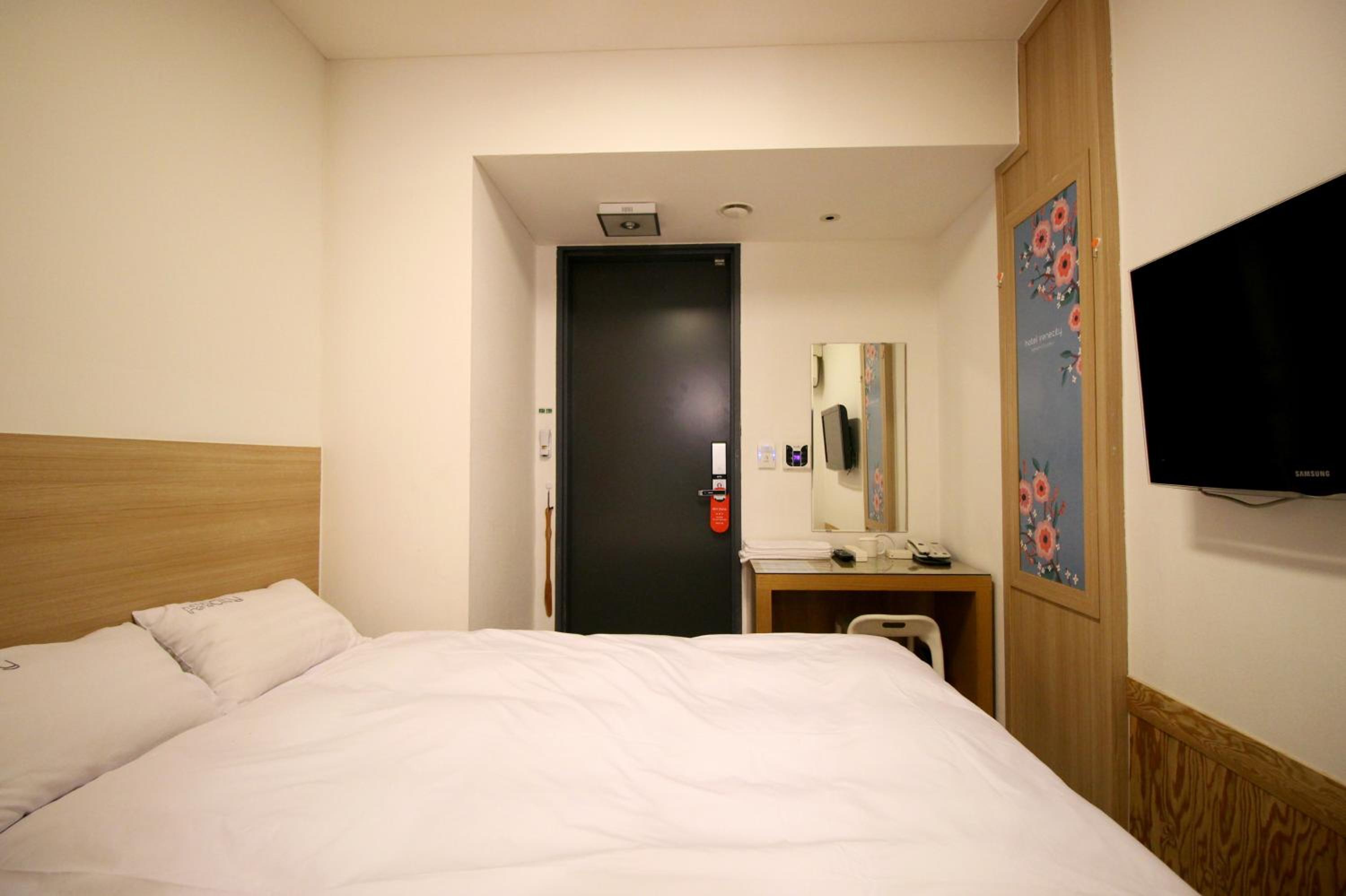  Double Room with No Window - Photo 2