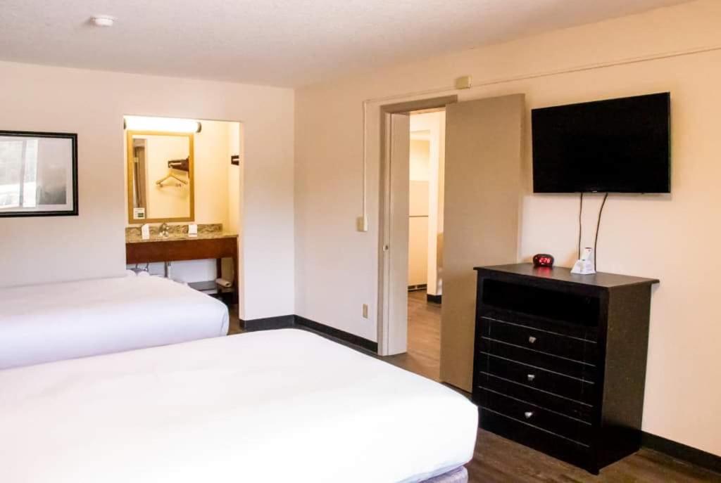 Standard Queen Room with Two Queen Beds - Non Smoking  - Photo 1