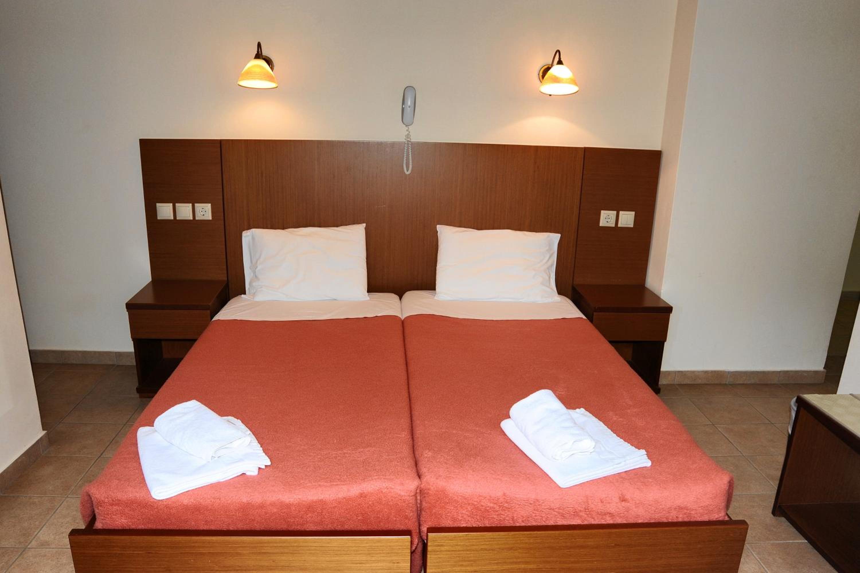 Standard Double or Twin Room - Photo 7