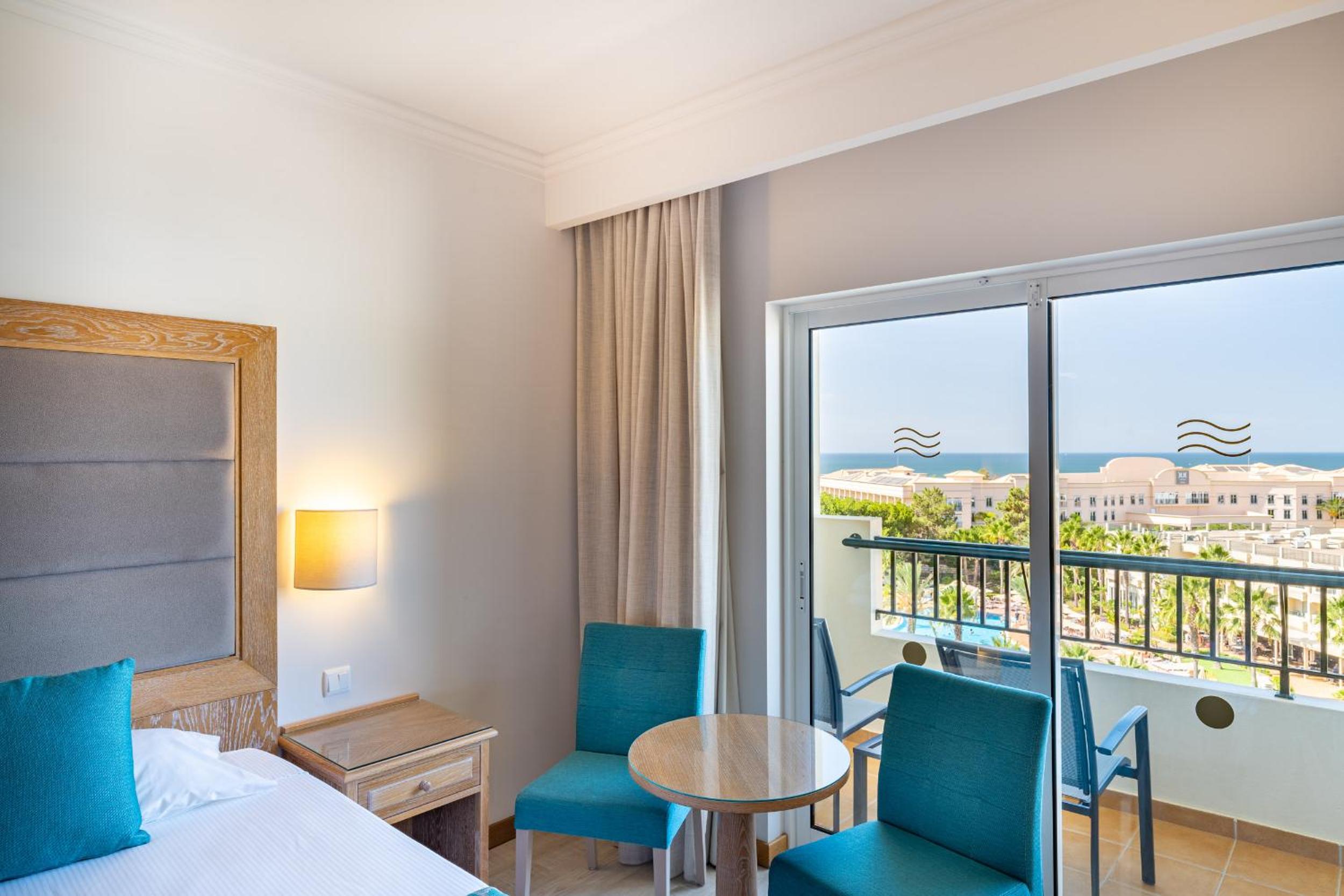 Standard Twin Room with Pool View - Photo 4