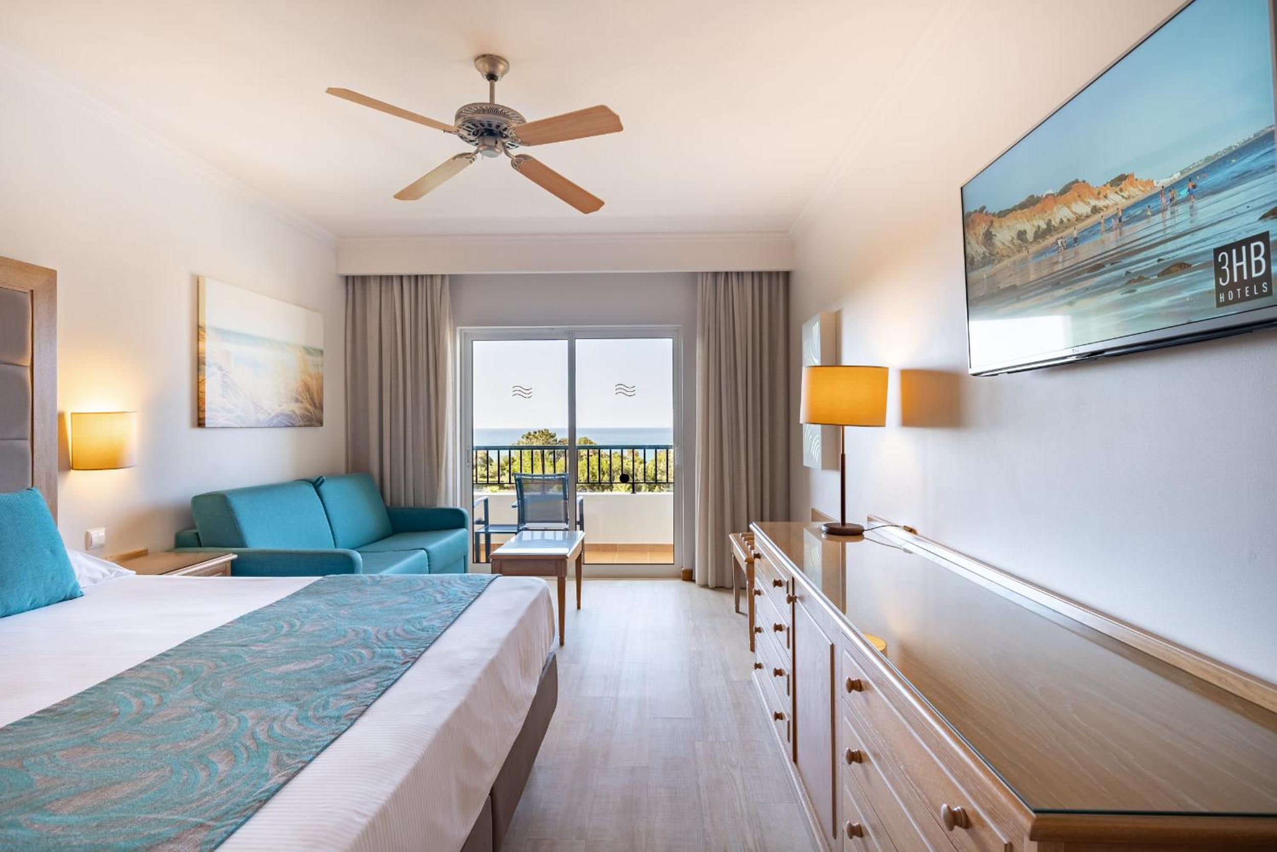 Family Room with Side Sea View - Photo 2