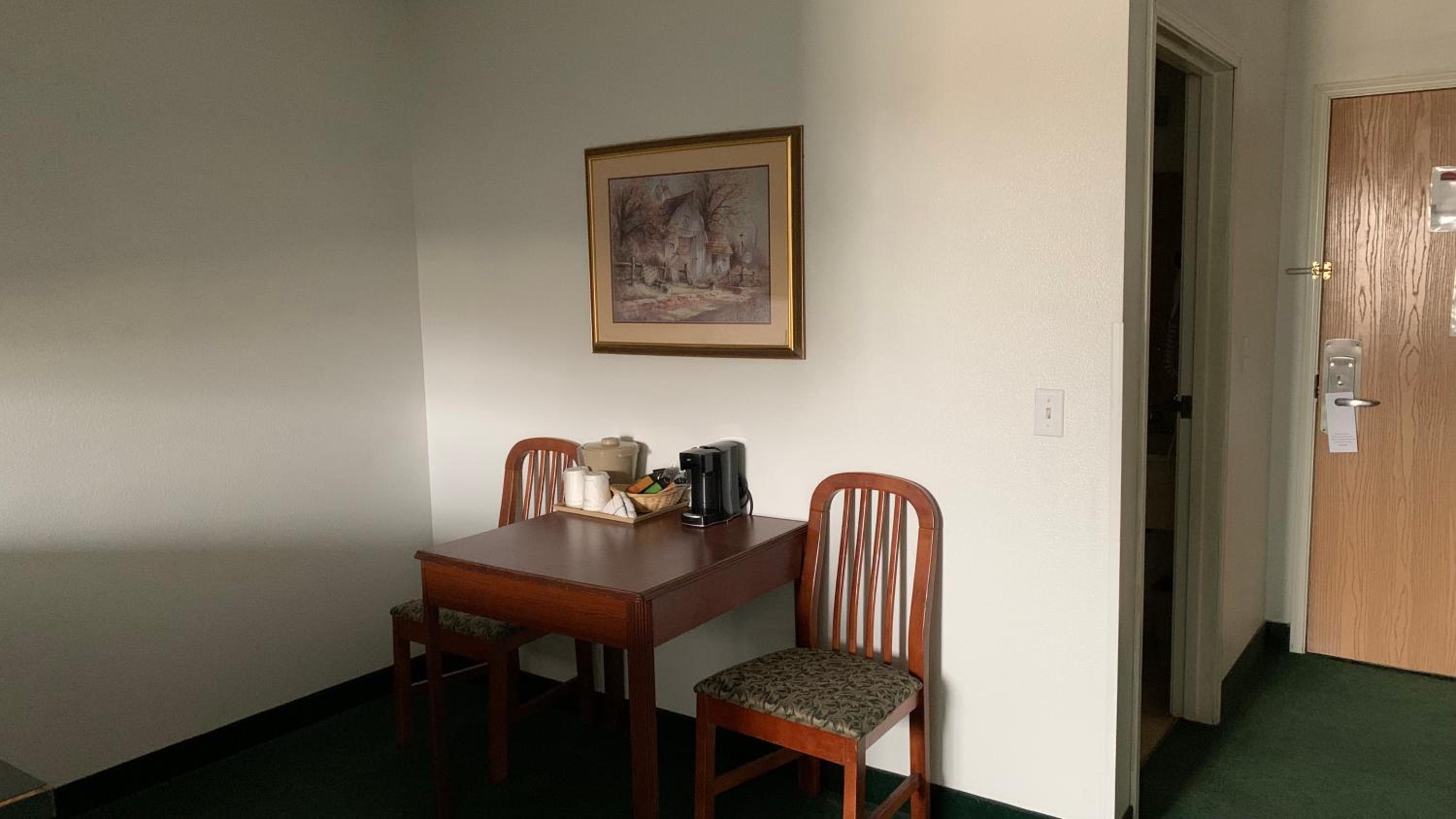 King Room - Non-Smoking - Photo 5