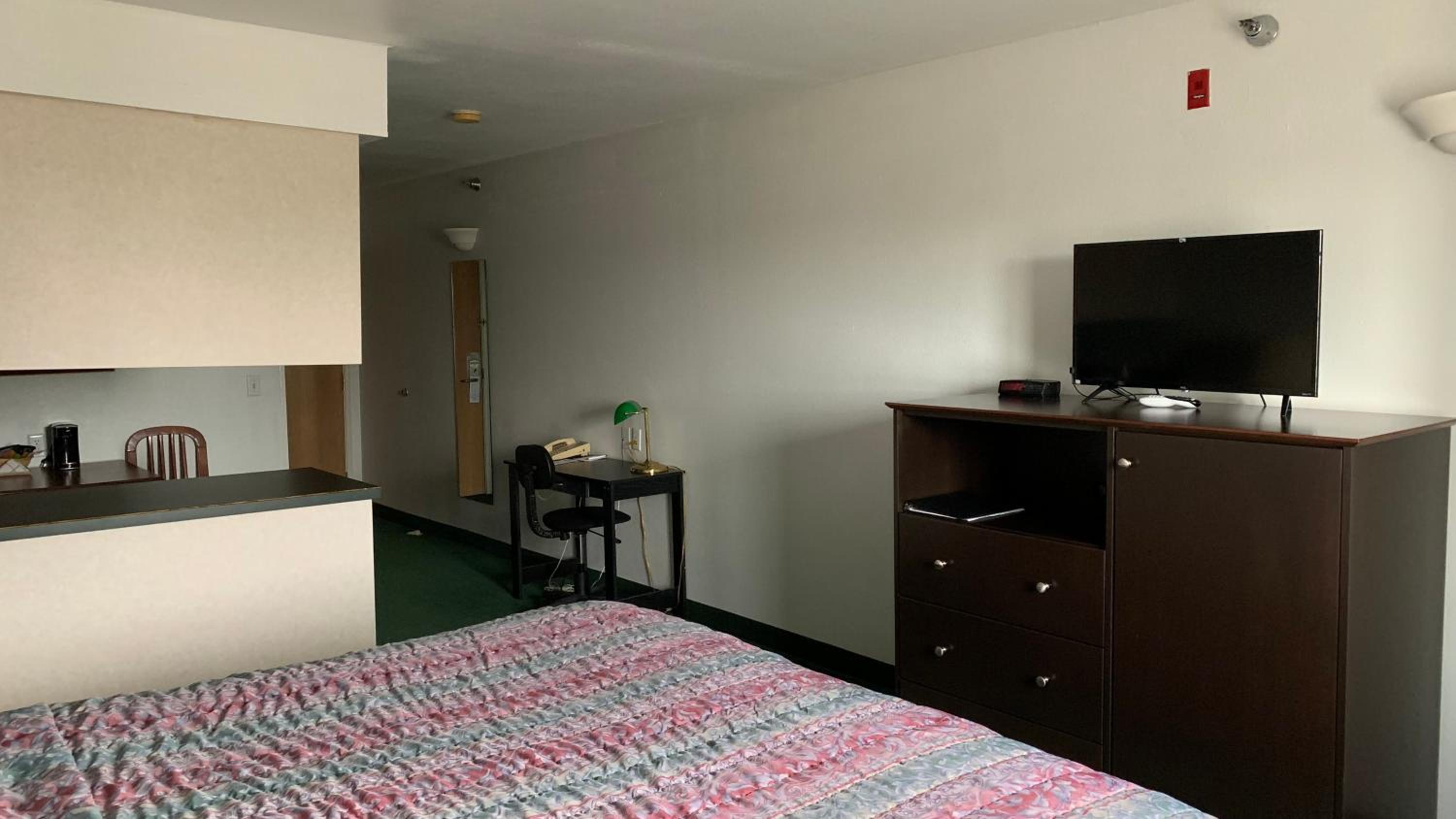 King Room - Non-Smoking - Photo 2