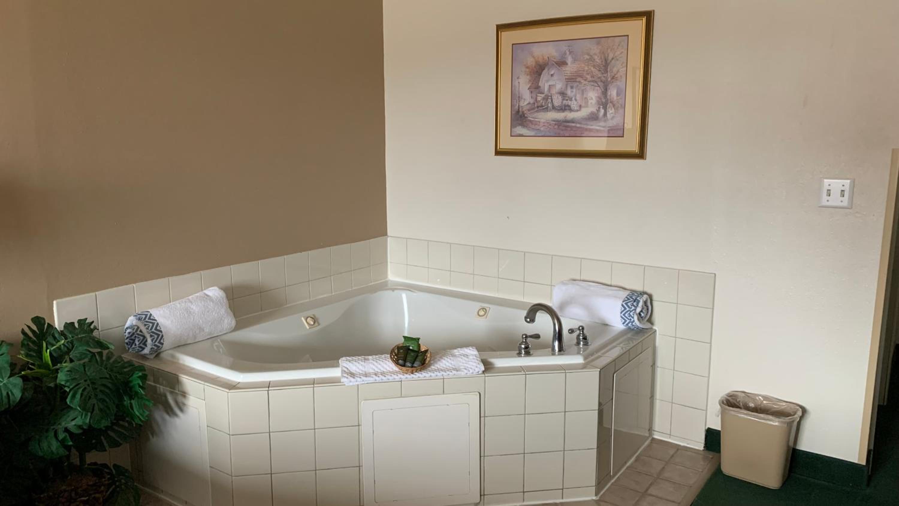 King Suite with Spa Bath - Photo 4