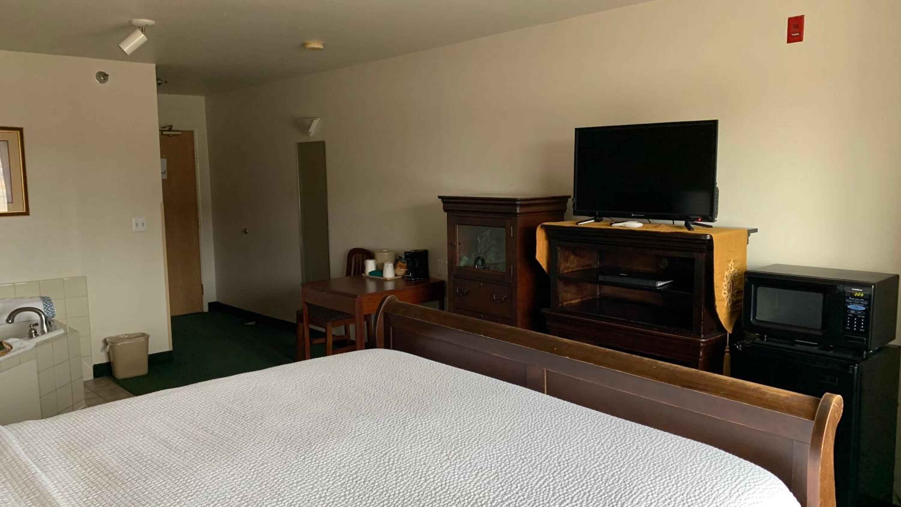 King Suite with Spa Bath - Photo 5