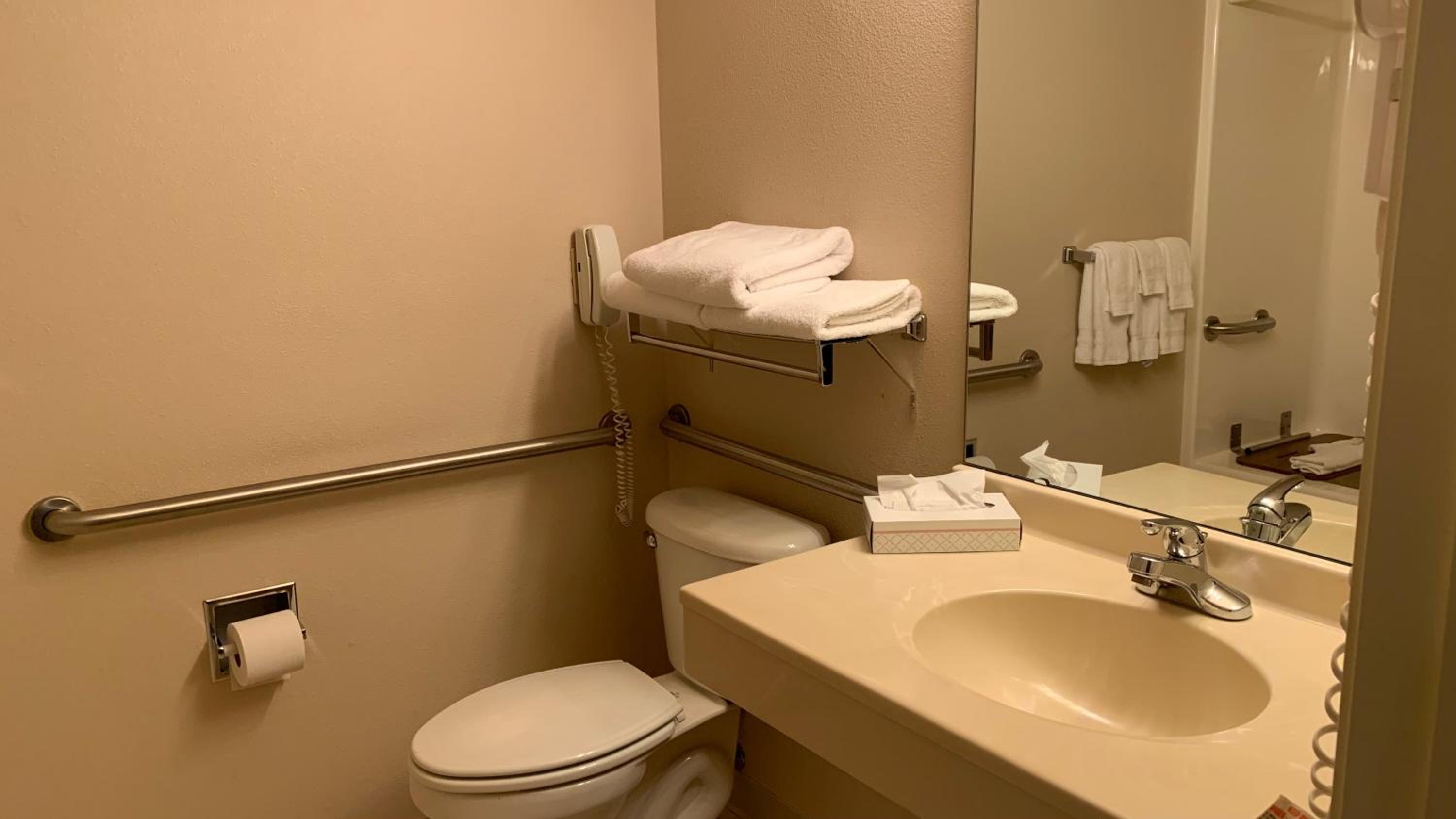 Queen Room - Disability Access - Photo 4