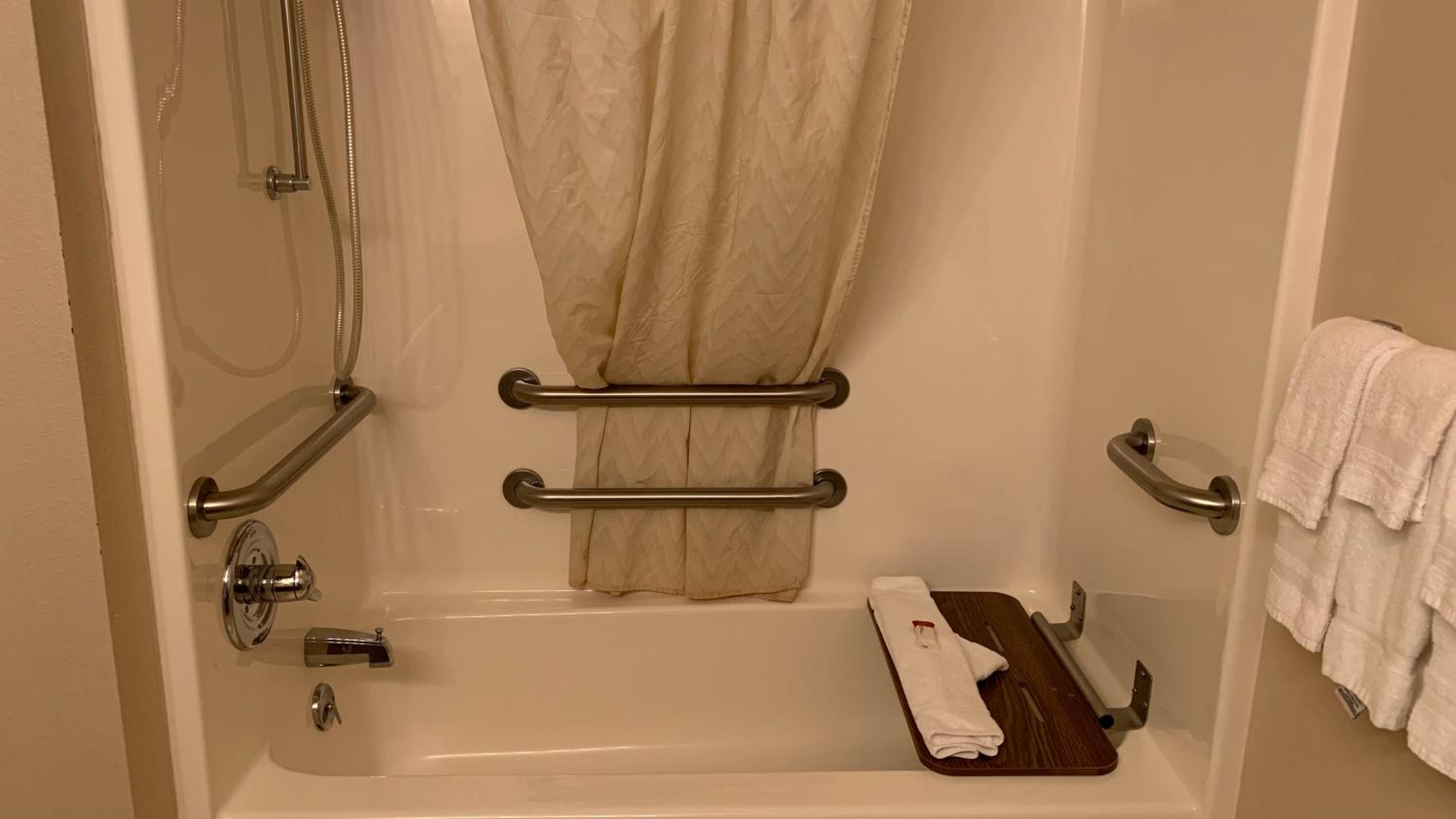 Queen Room - Disability Access - Photo 3