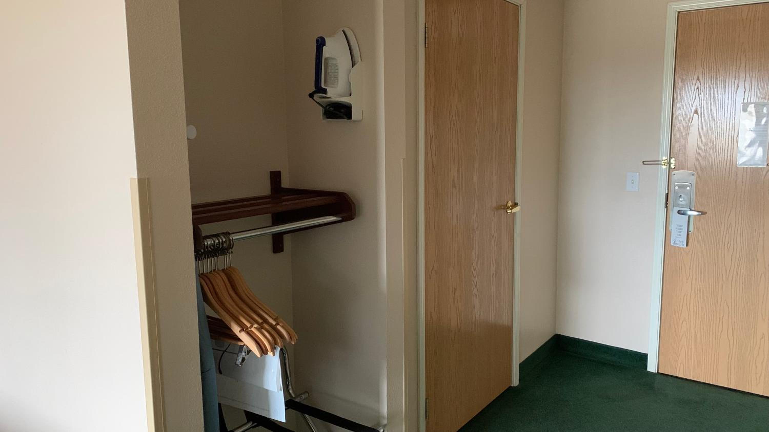 Queen Room - Disability Access - Photo 2