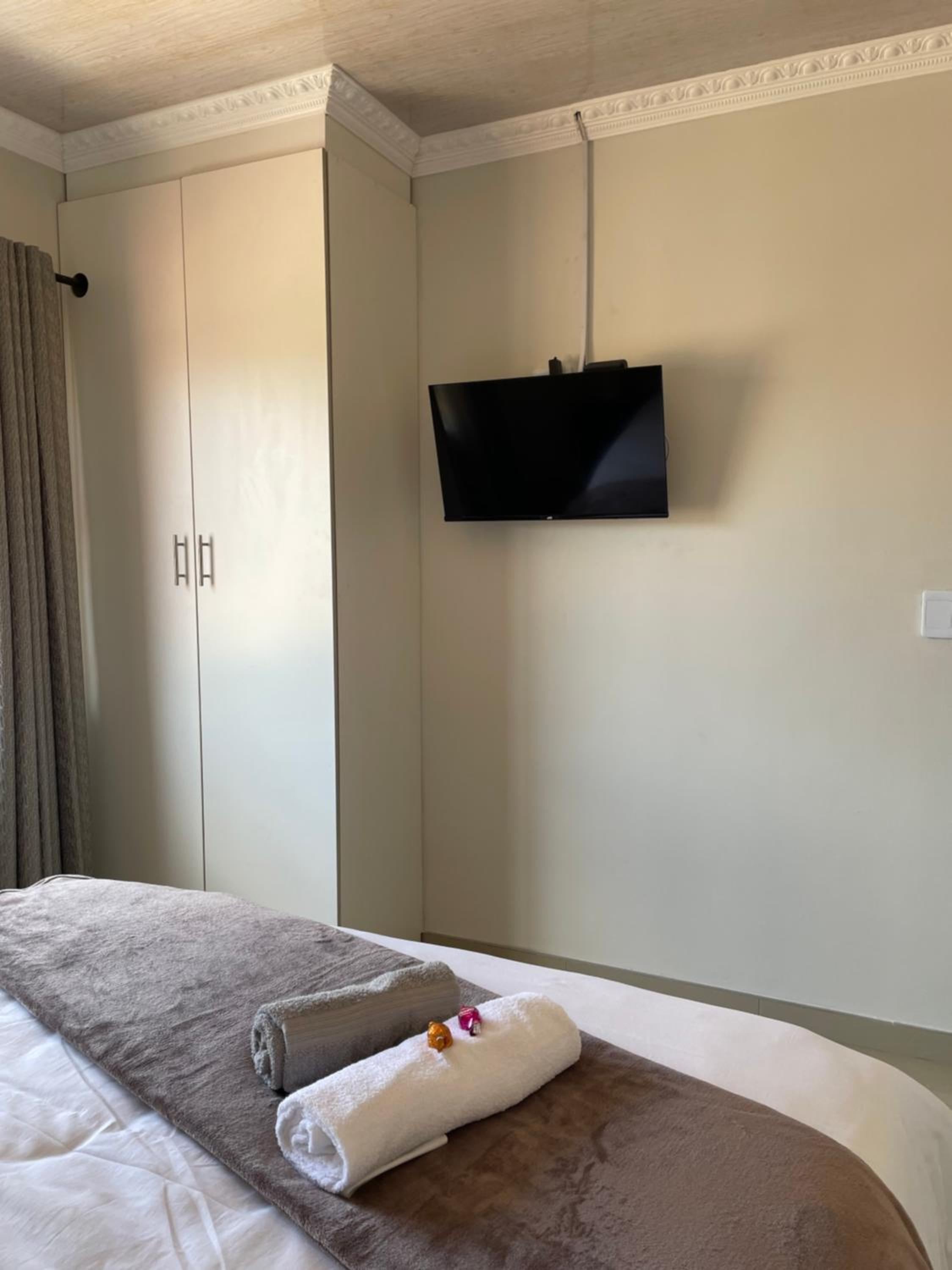 Deluxe Queen Room - Photo 9