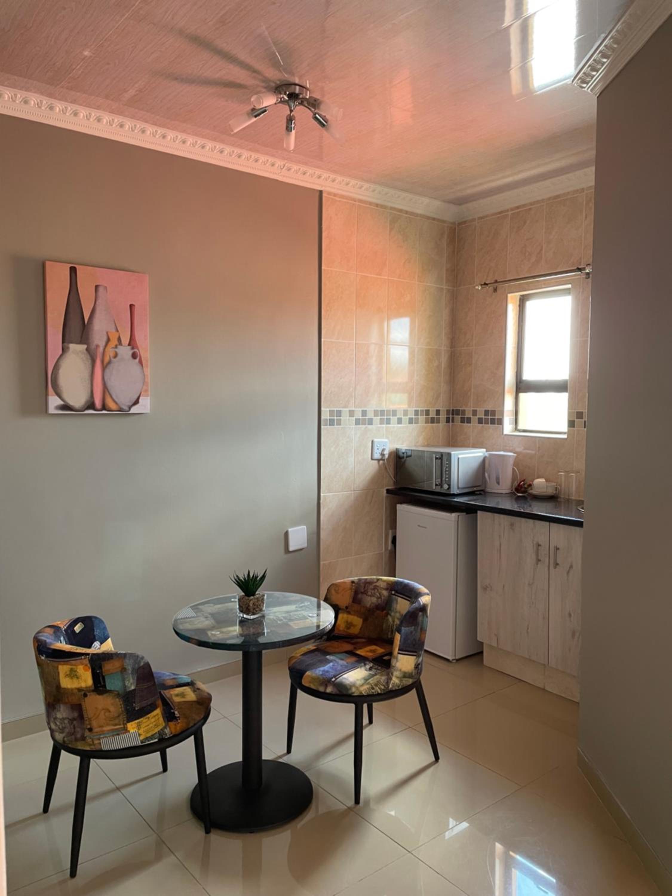 Deluxe Queen Room - Photo 8