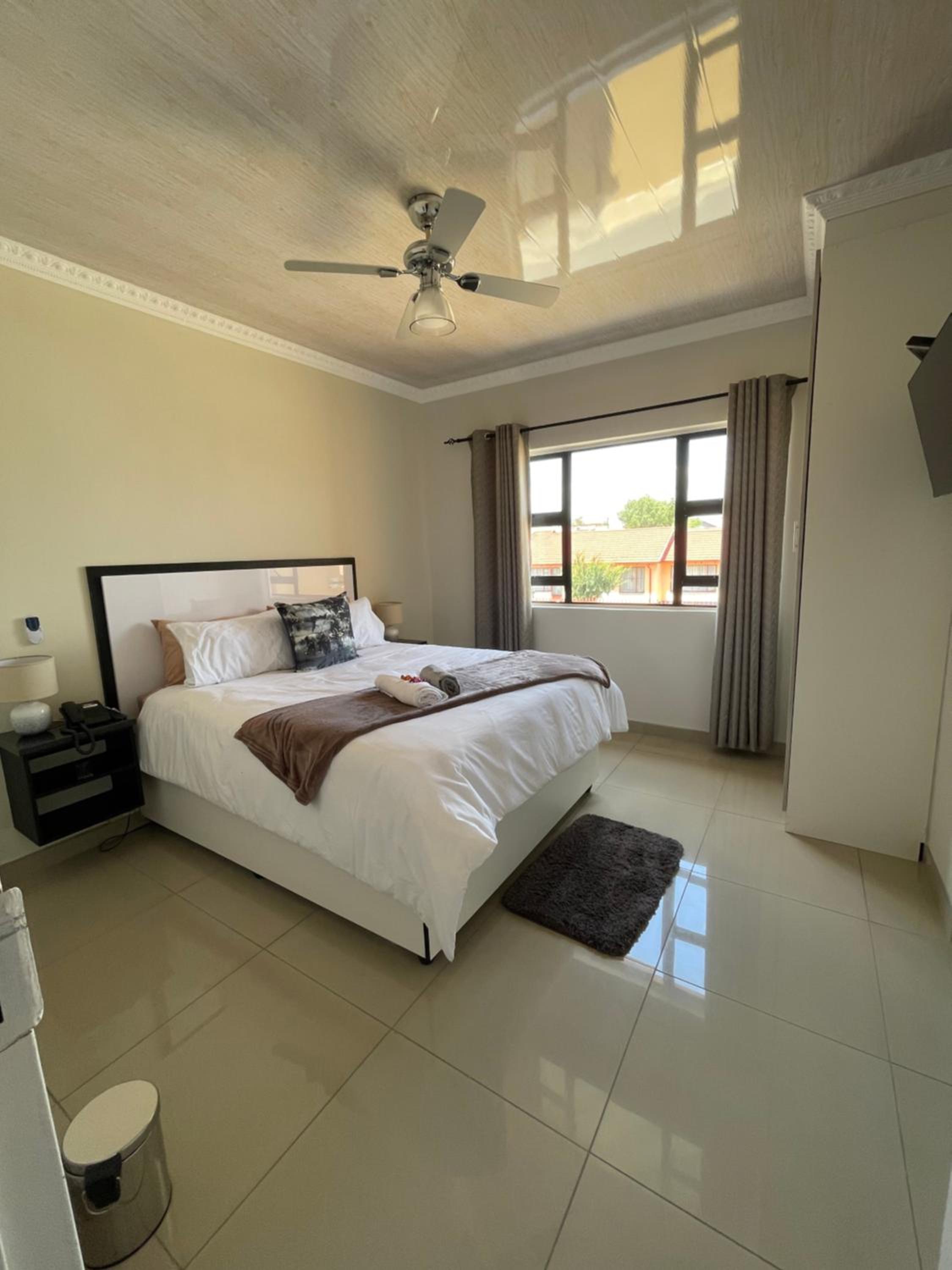 Deluxe Queen Room - Photo 10
