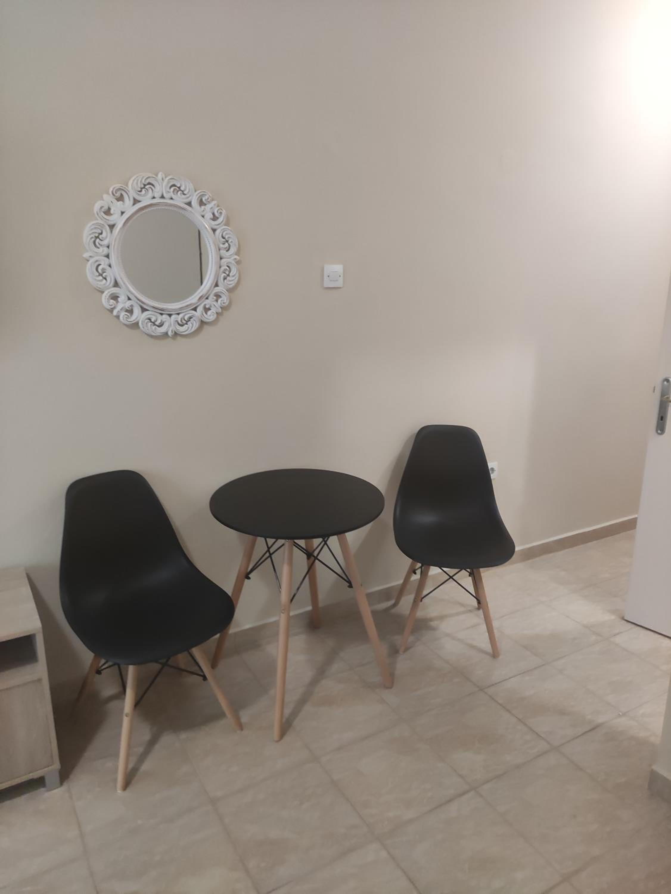 One-Bedroom Apartment - Photo 3