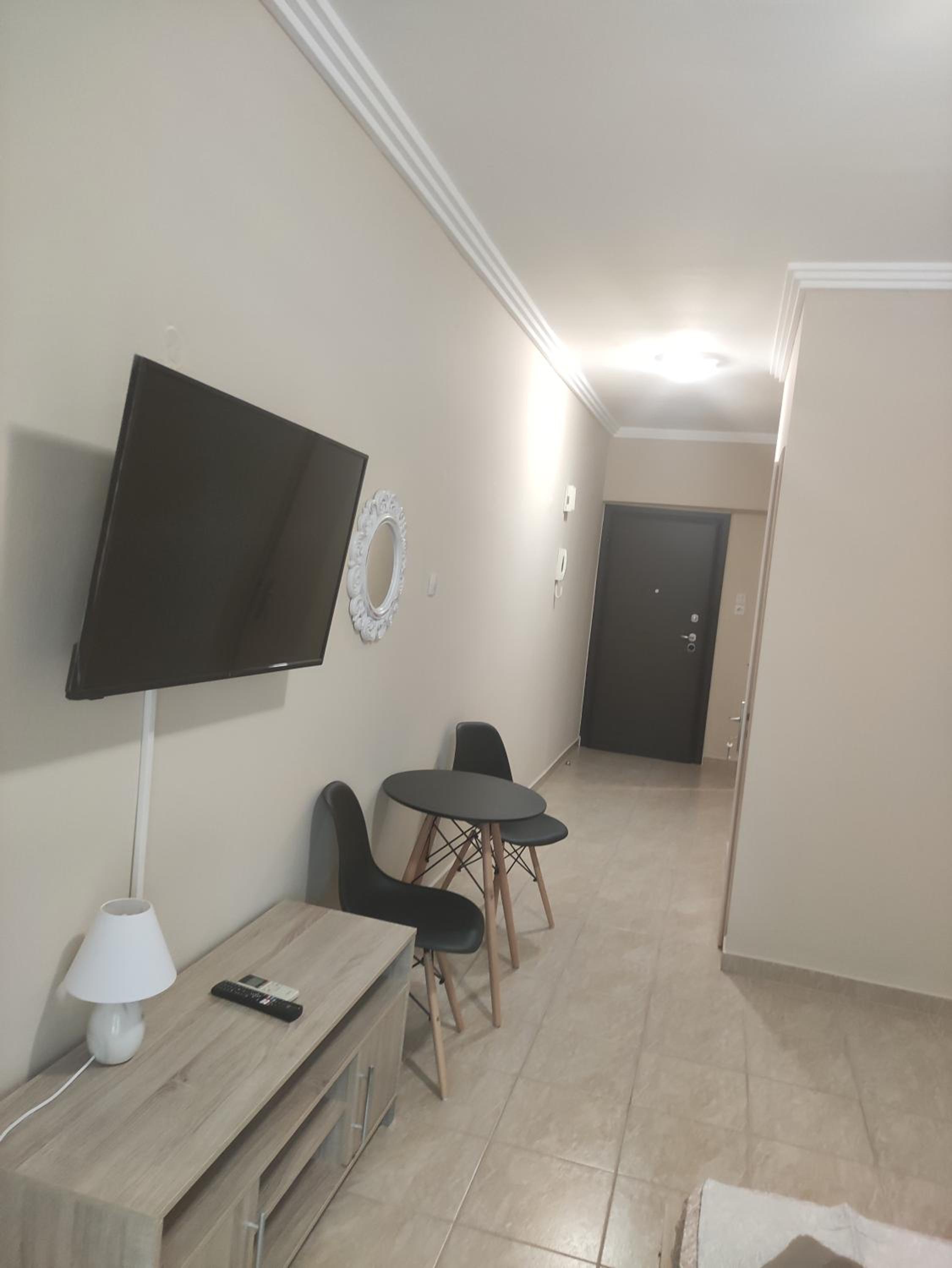 One-Bedroom Apartment - Photo 2