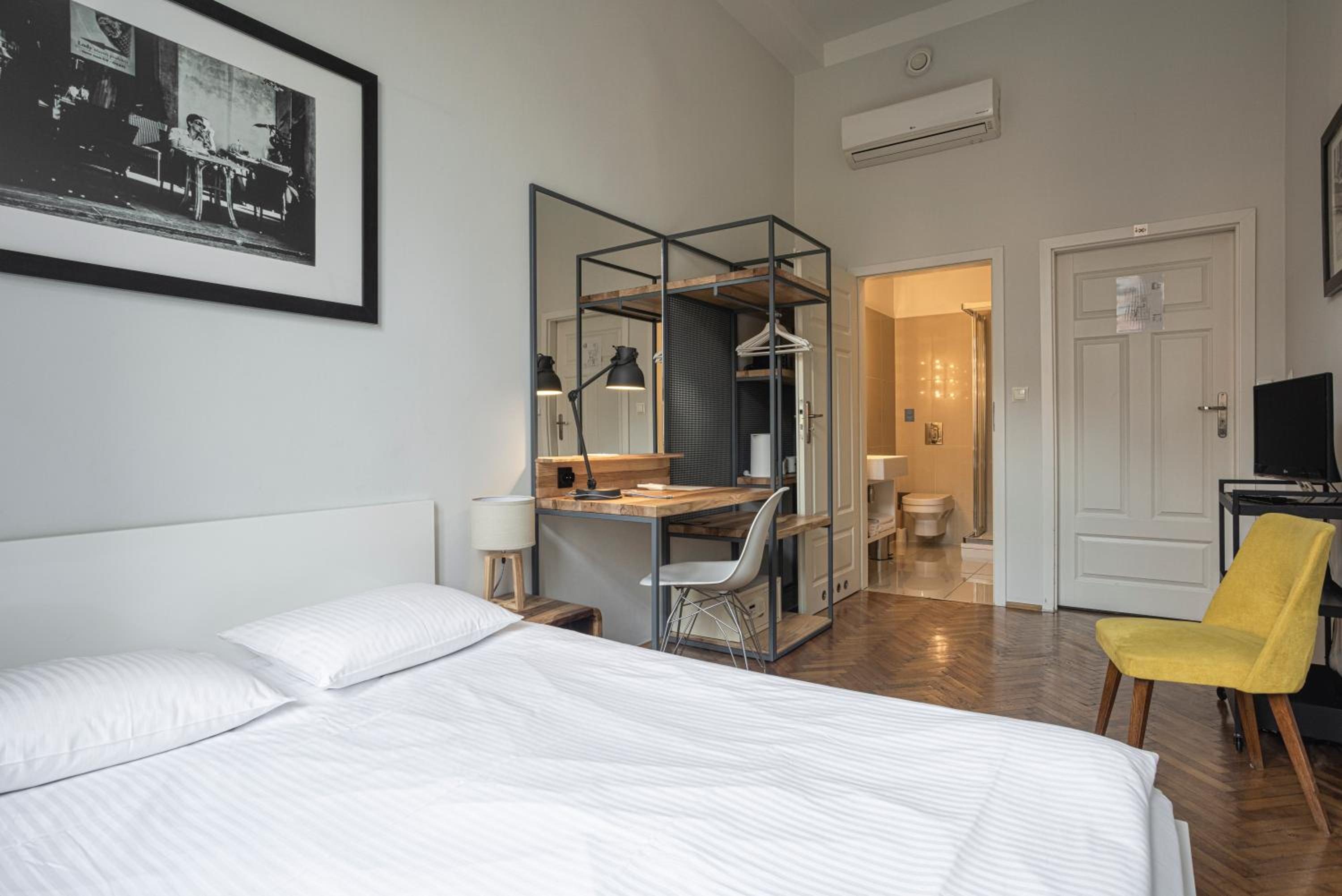 Standard Double Room - Photo 16