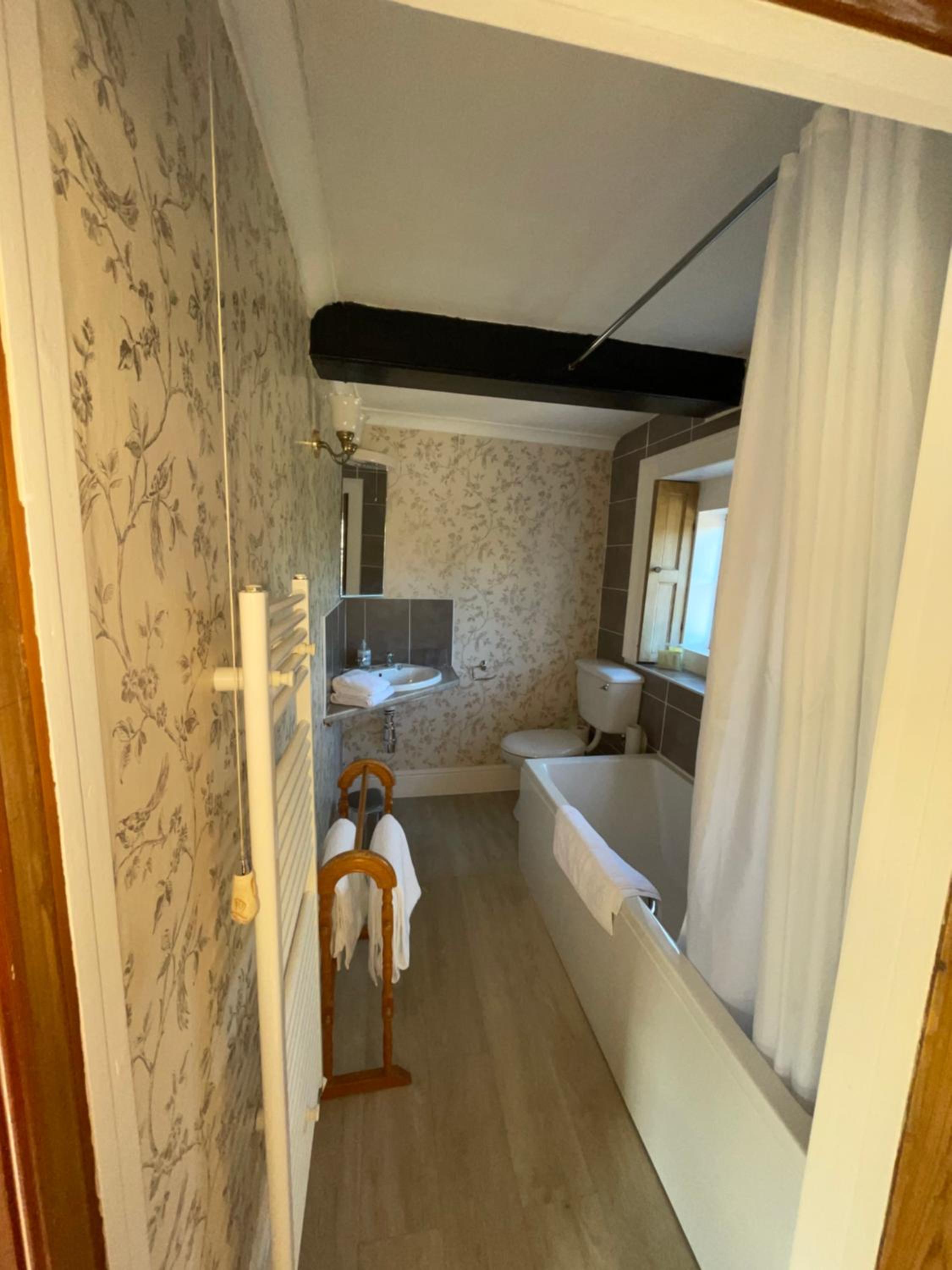 Deluxe King Room - Photo 5