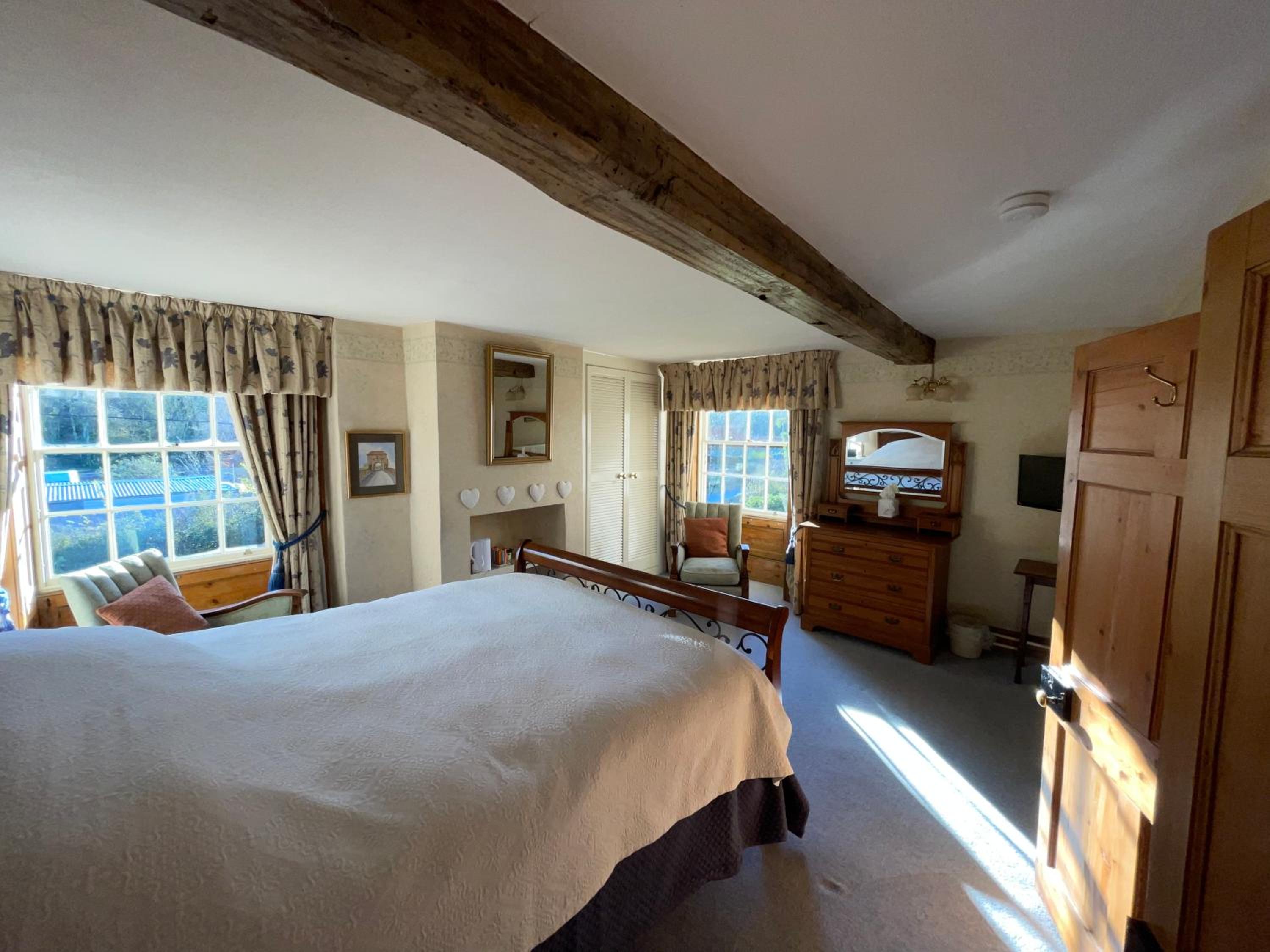 Deluxe King Room - Photo 4