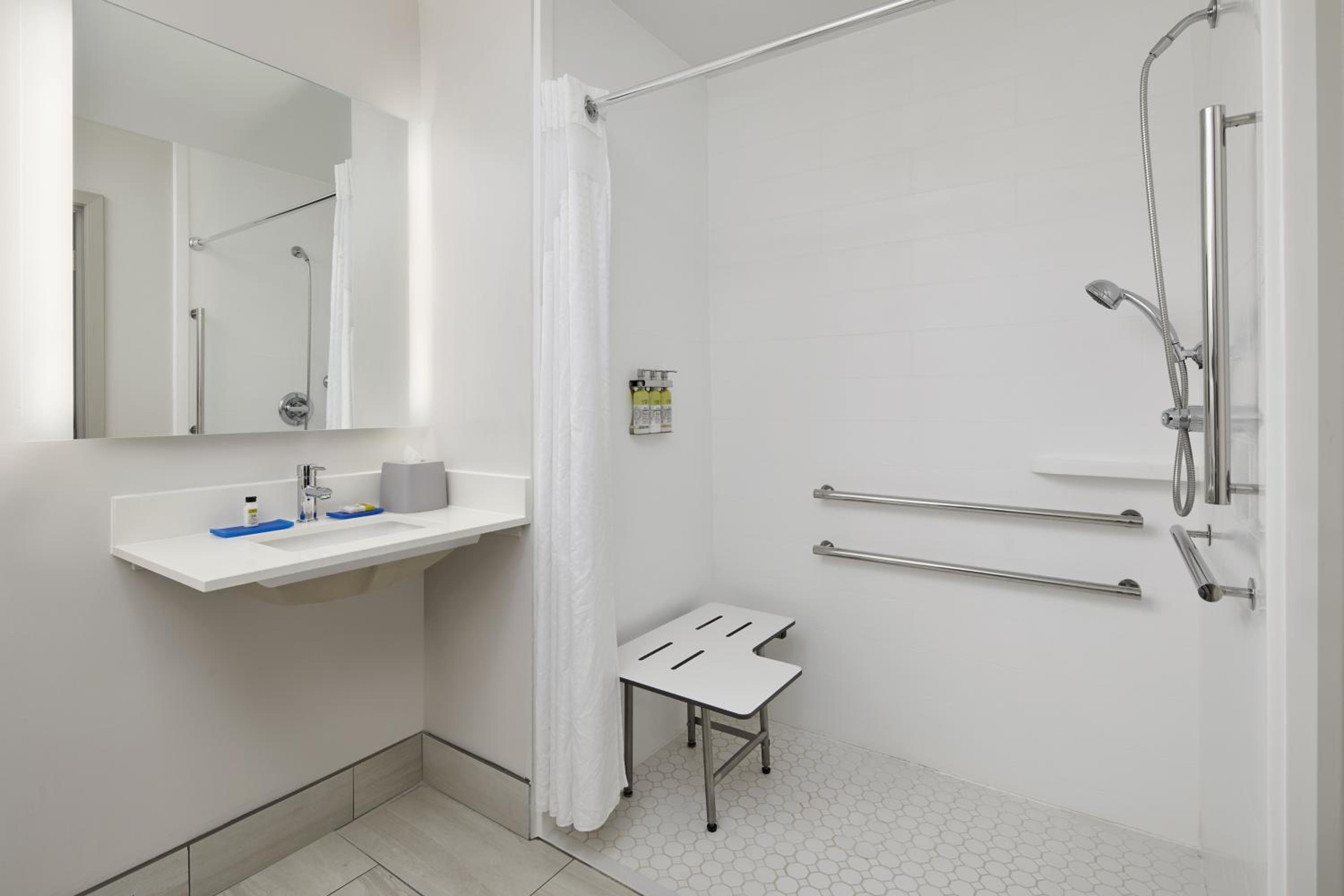 Standard King Room with Roll-In Shower - Mobility Access - Photo 2