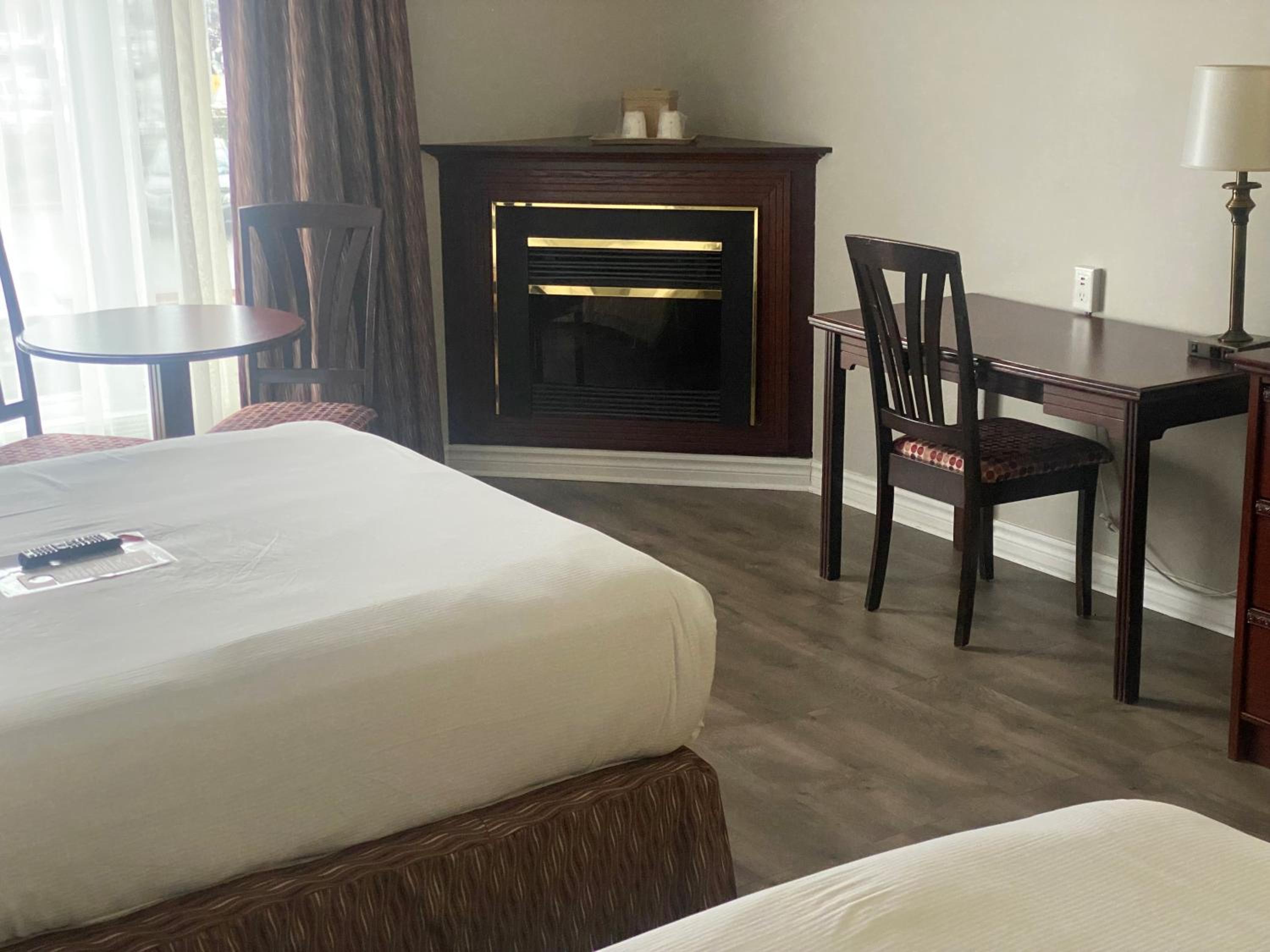Queen Room with Two Queen Beds - Non-Smoking photo 3