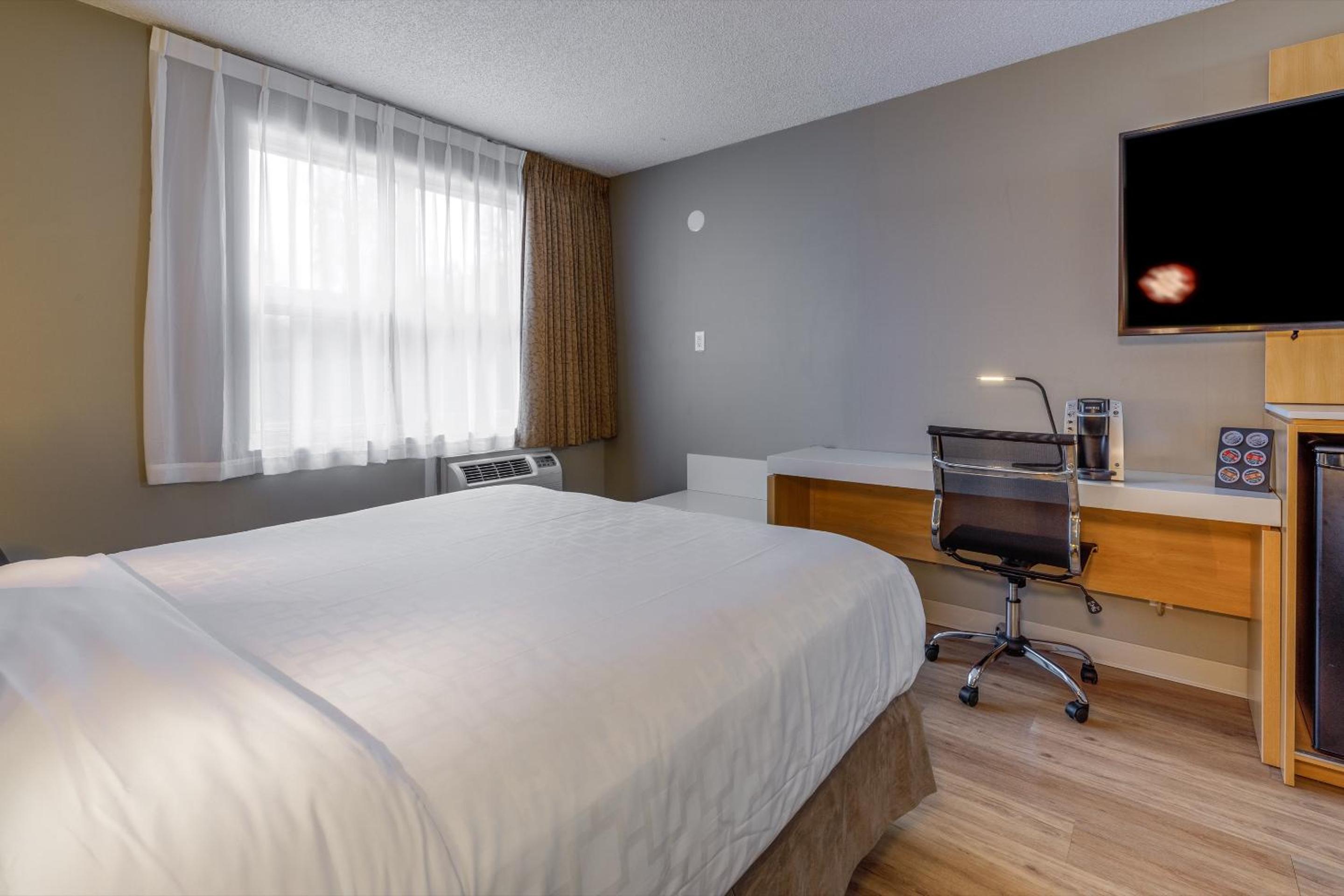 Standard Queen Room with Two Queen Beds - Non Smoking  - Photo 5