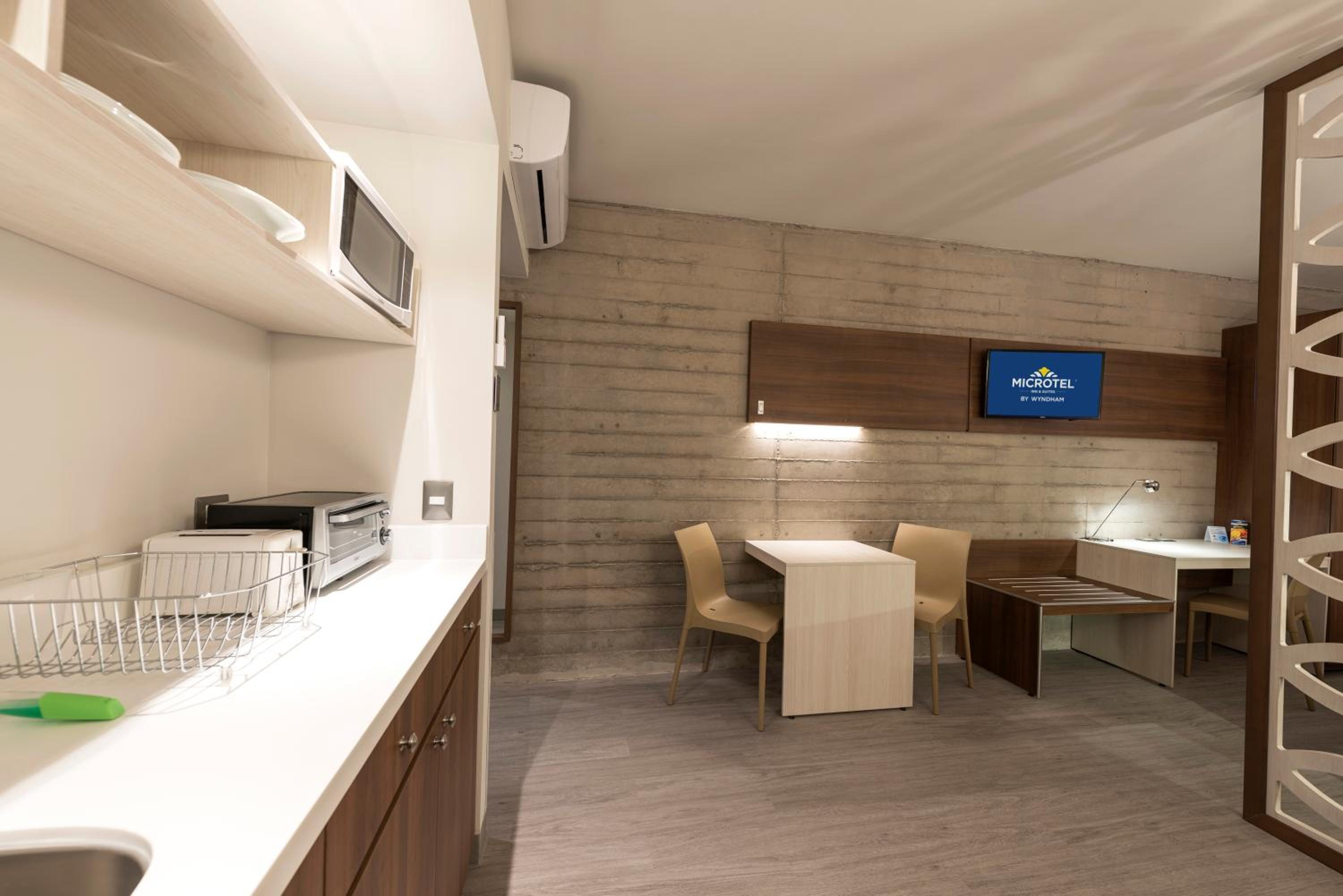 1 King Beds, Suite, Non-Smoking - Photo 3