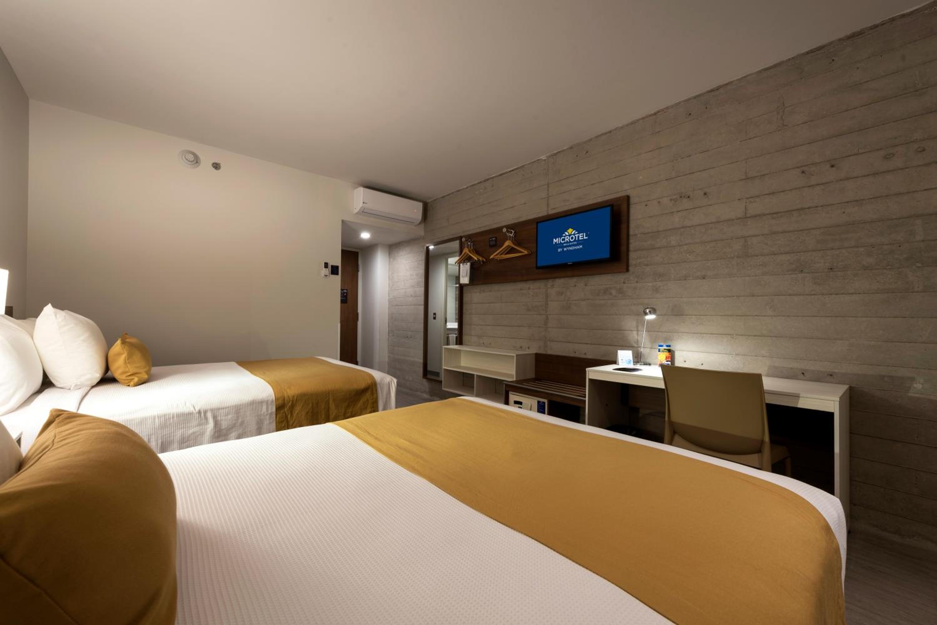 Double Room with Two Double Beds - Mobility Accessible/Non-Smoking - Photo 3
