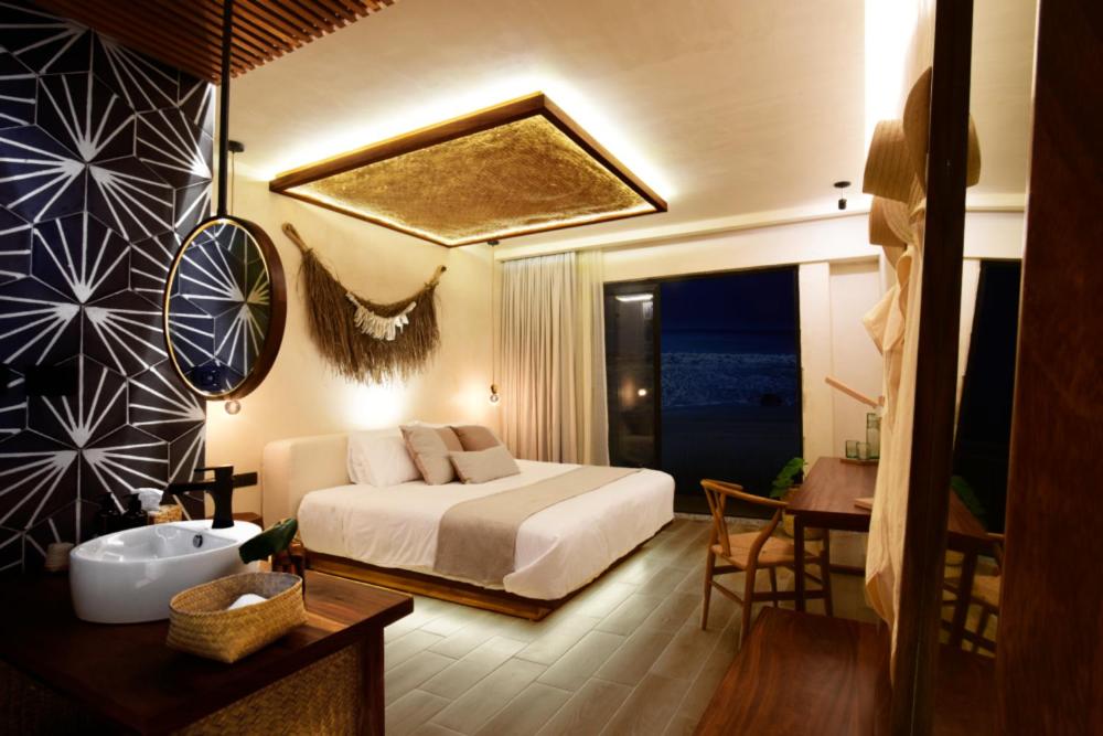 Queen Room with Sea View - Photo 6