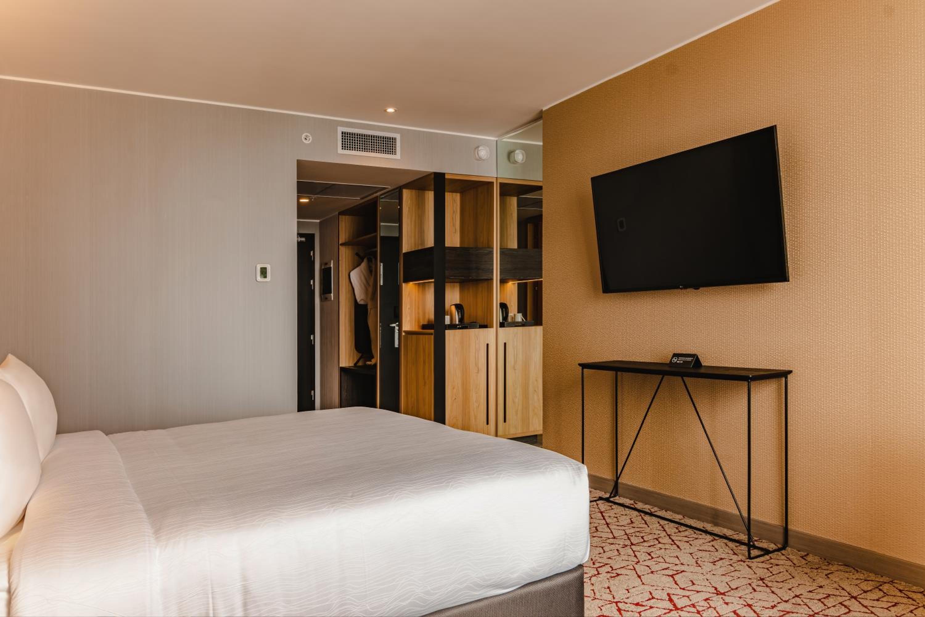 Deluxe King Room - Photo 2