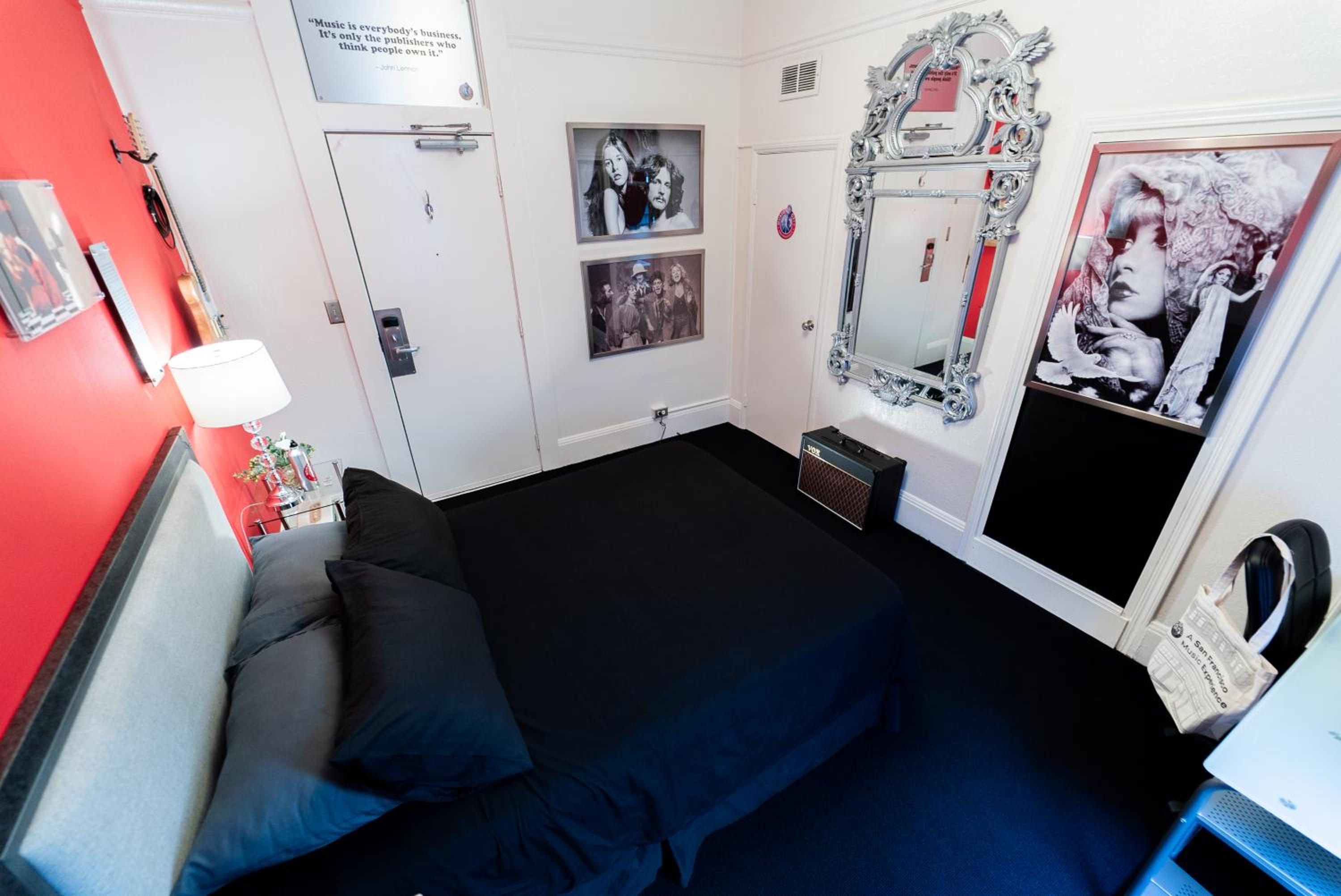 Queen Room with Shared Bathroom thumbnail 5