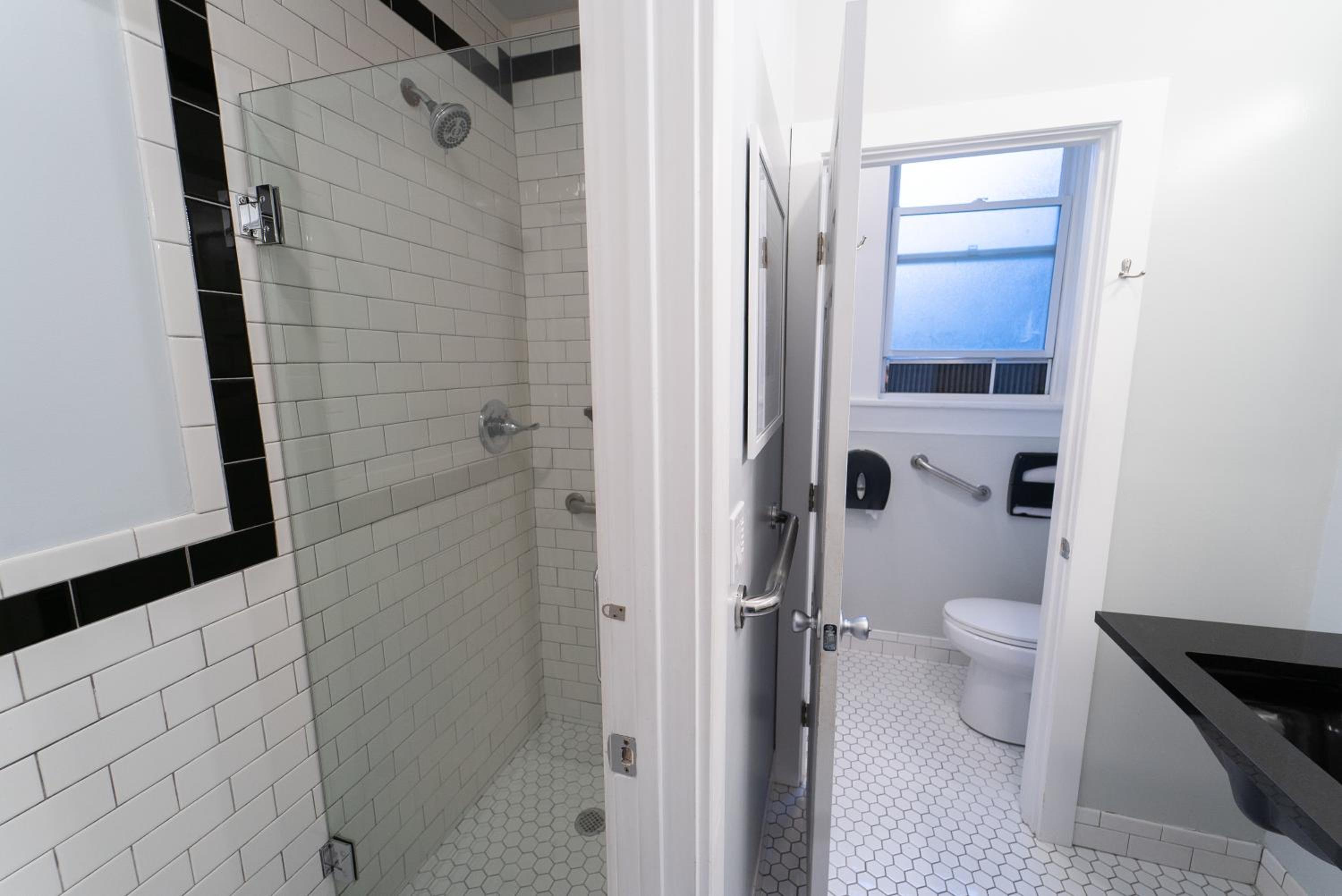 Single Bed in 6 Bed Male Capsule Room with Private Bathroom thumbnail 5