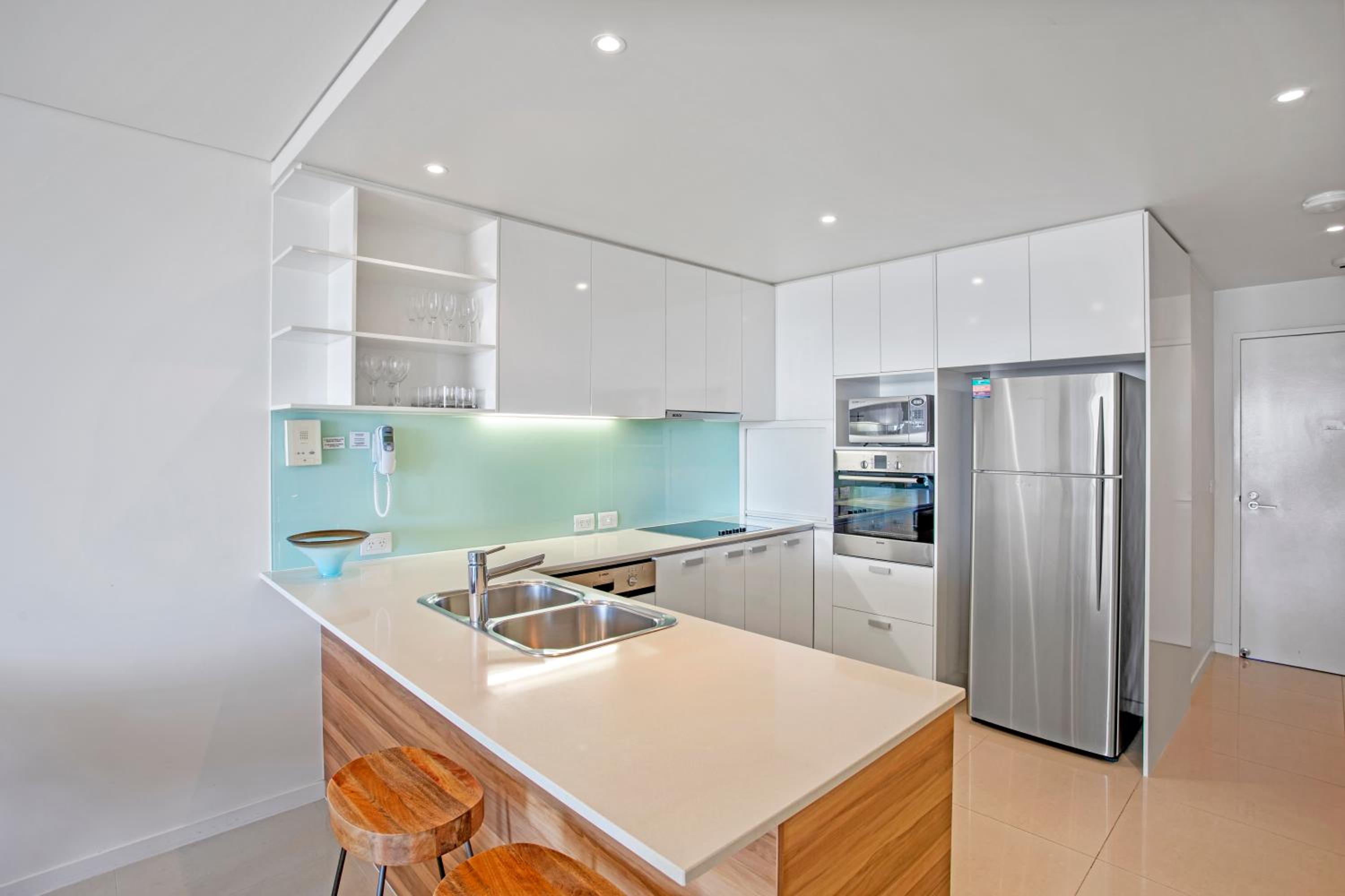 Two-Bedroom Apartment with Ocean View - Photo 8