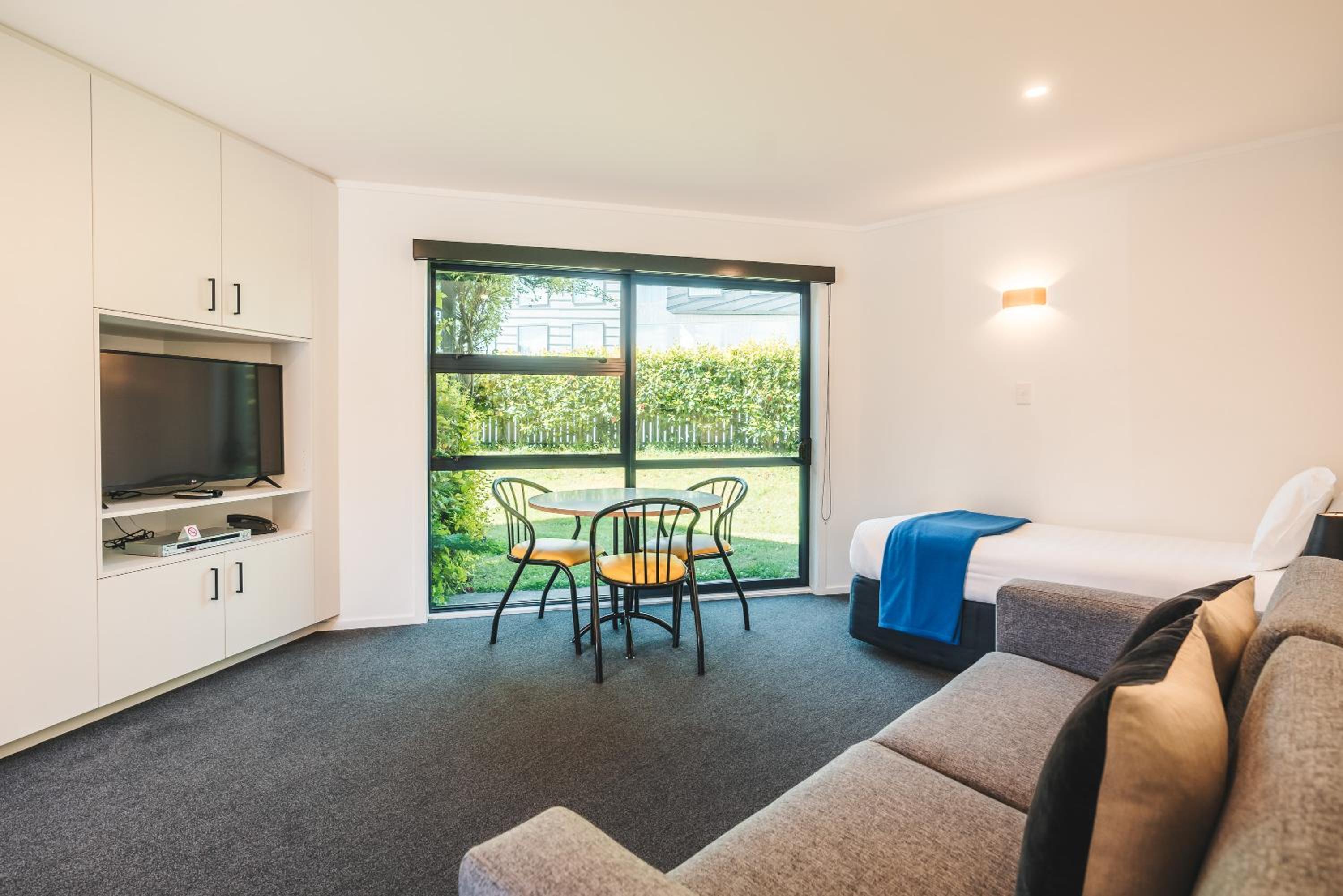 One Bedroom with Kitchen photo 1