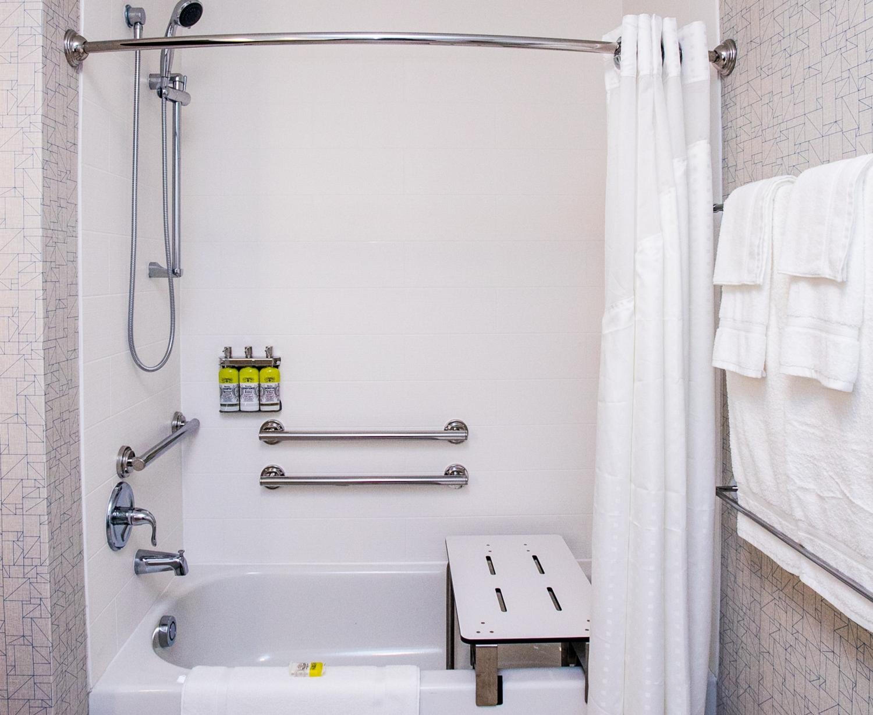 Standard Queen Room with Two Queen Beds and Mobility Accessible Tub - Photo 5
