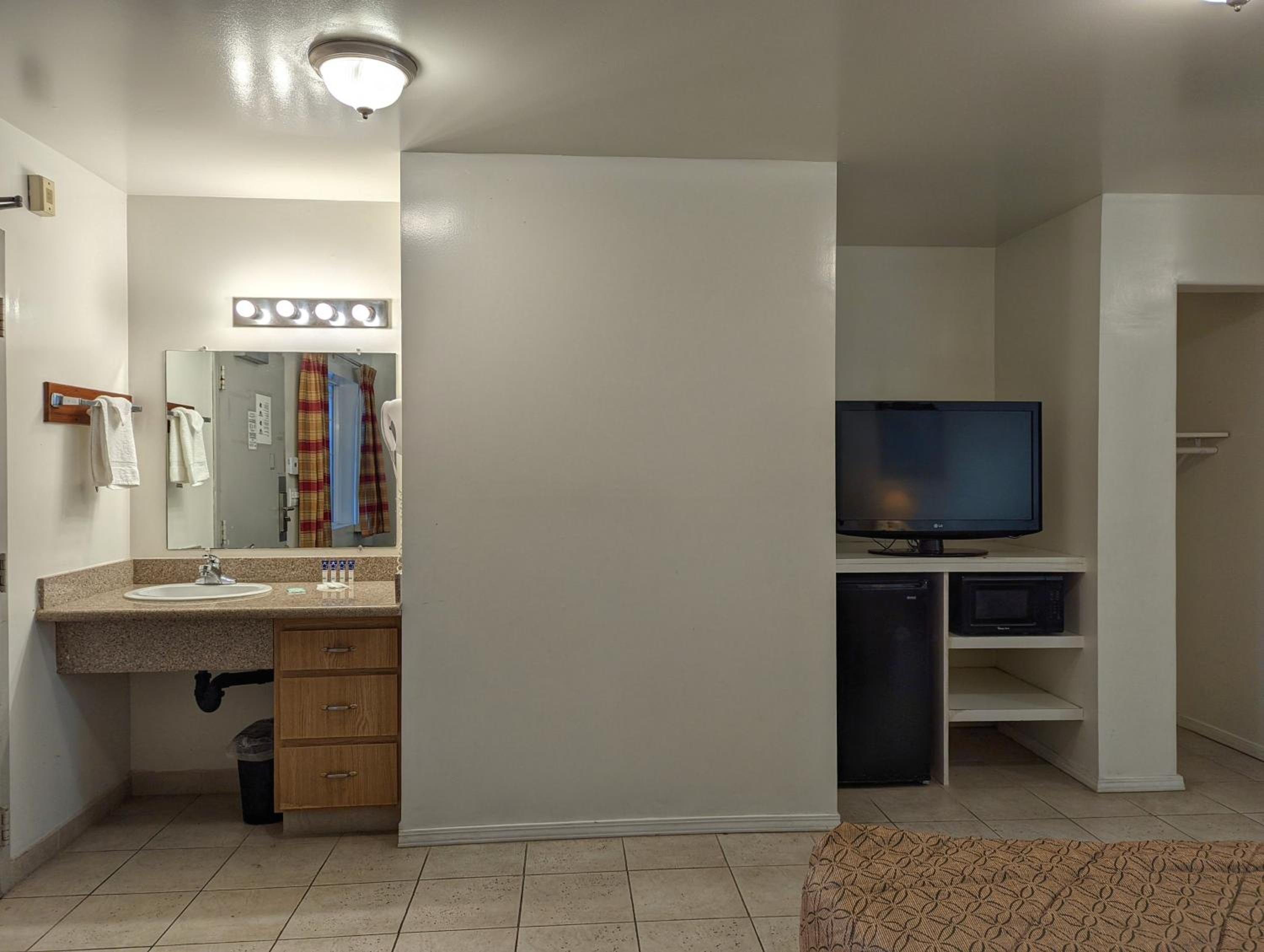 Large Room with 2 Queen Beds photo 2