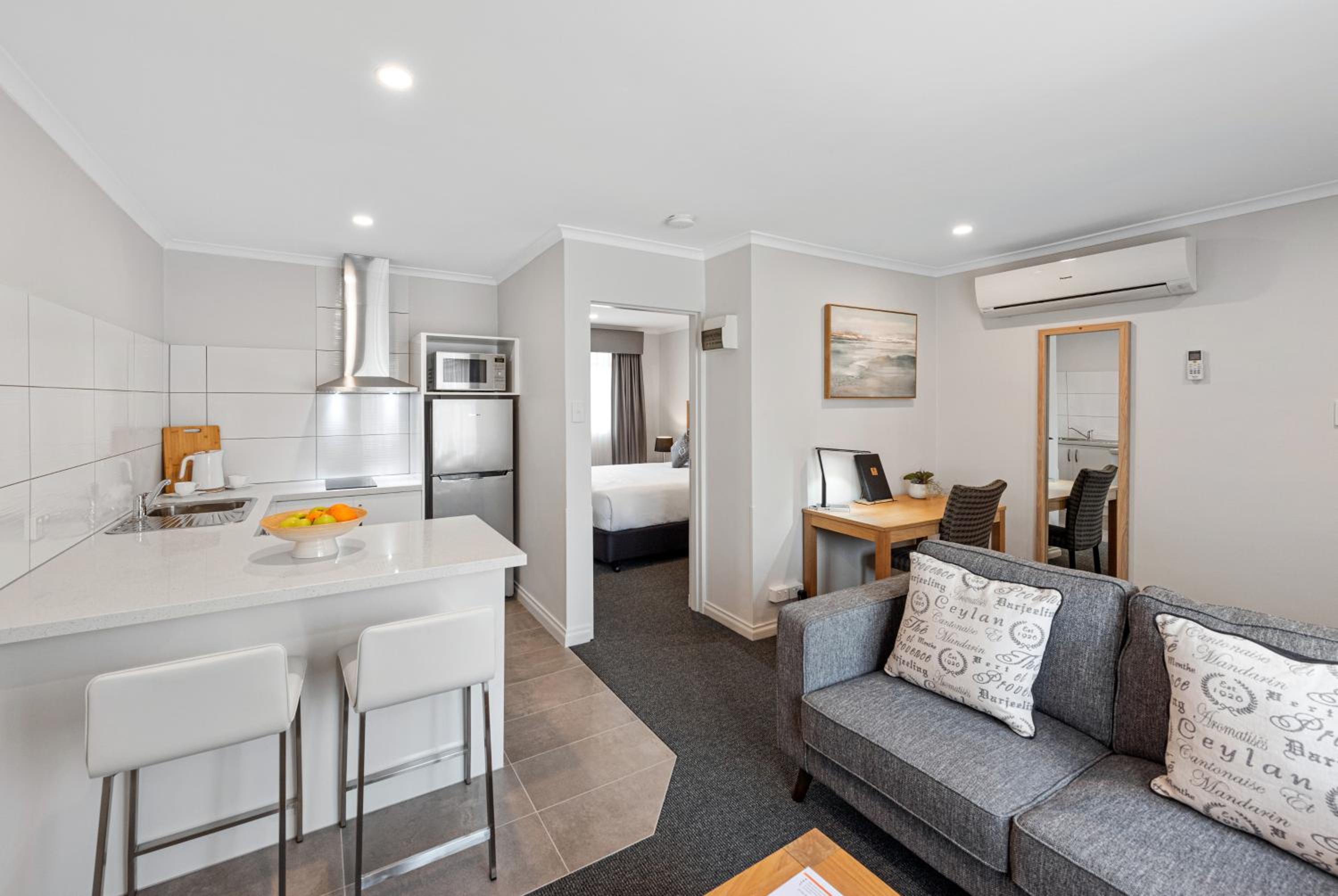 Executive One-Bedroom Suite thumbnail 5